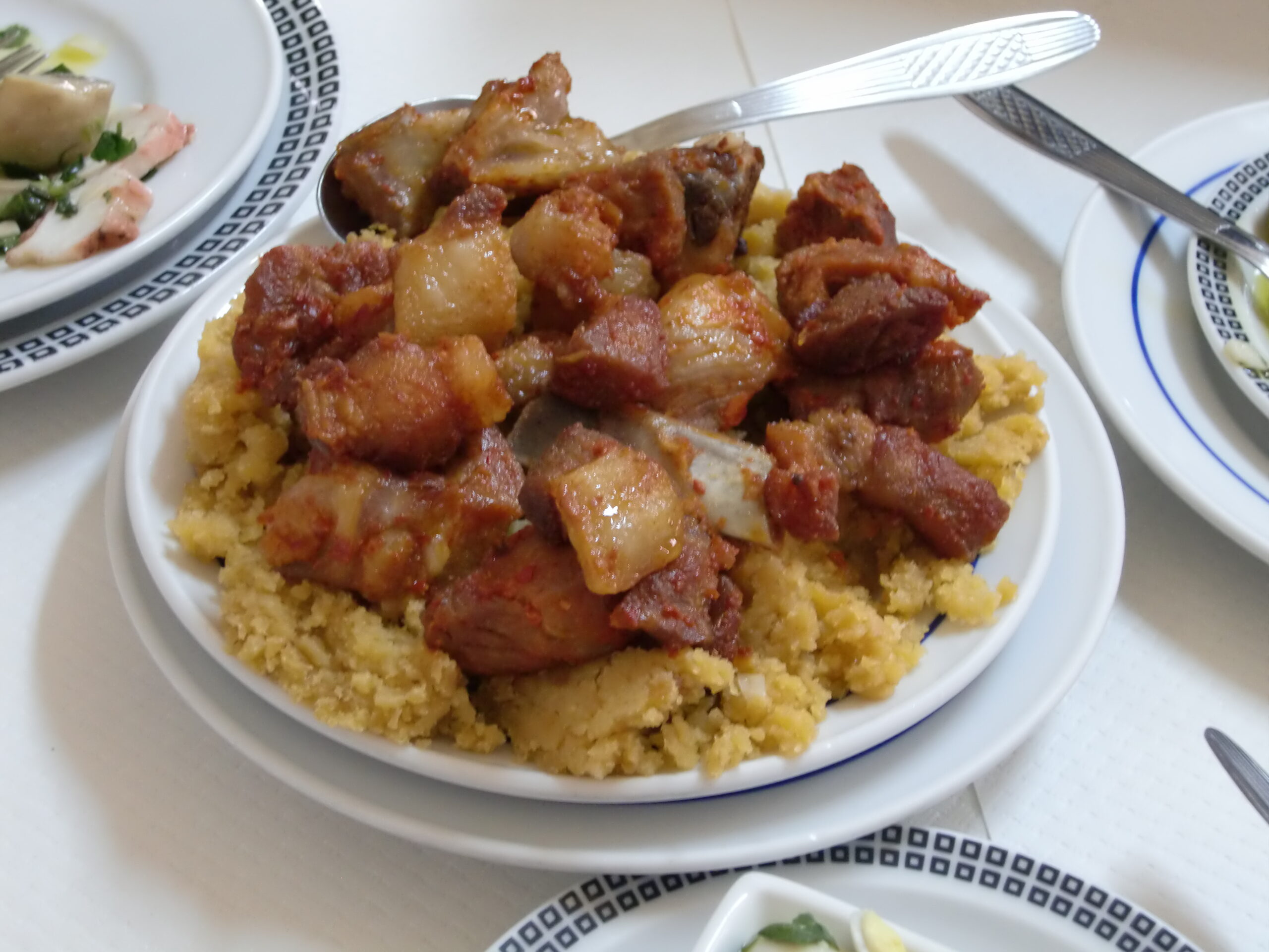 Rezept für Migas mit schwarzem Schweinefleisch aus dem Alentejo