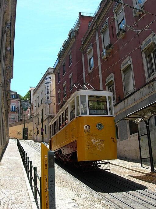 Vater beim Absturz der Glória-Seilbahn lebend aufgefunden, nachdem er die Leiche seines Sohnes abgeschirmt hatte