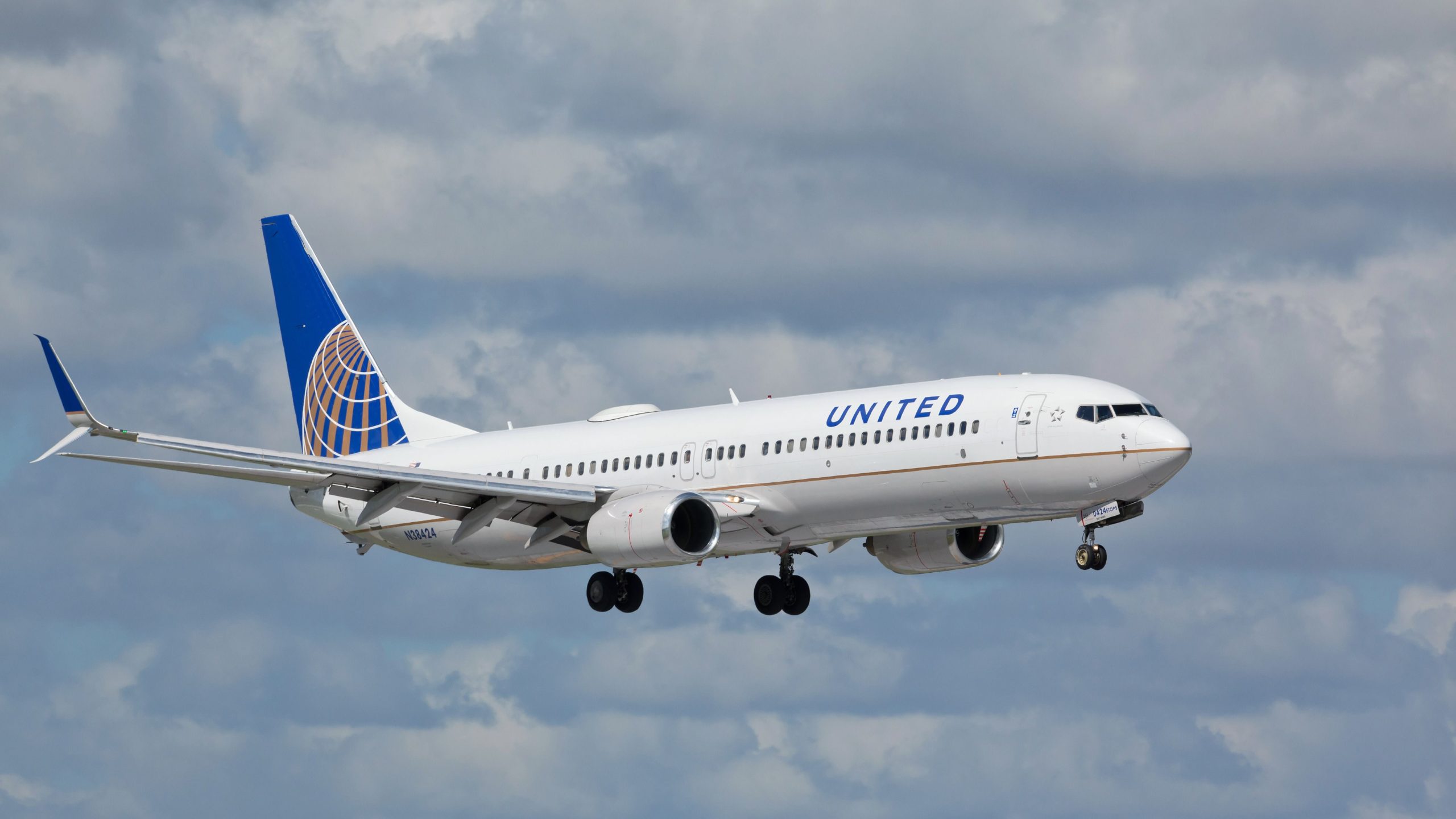 United Airlines Boeing 737-800 „Motorproblem“ verursacht Grasfeuer in Boston