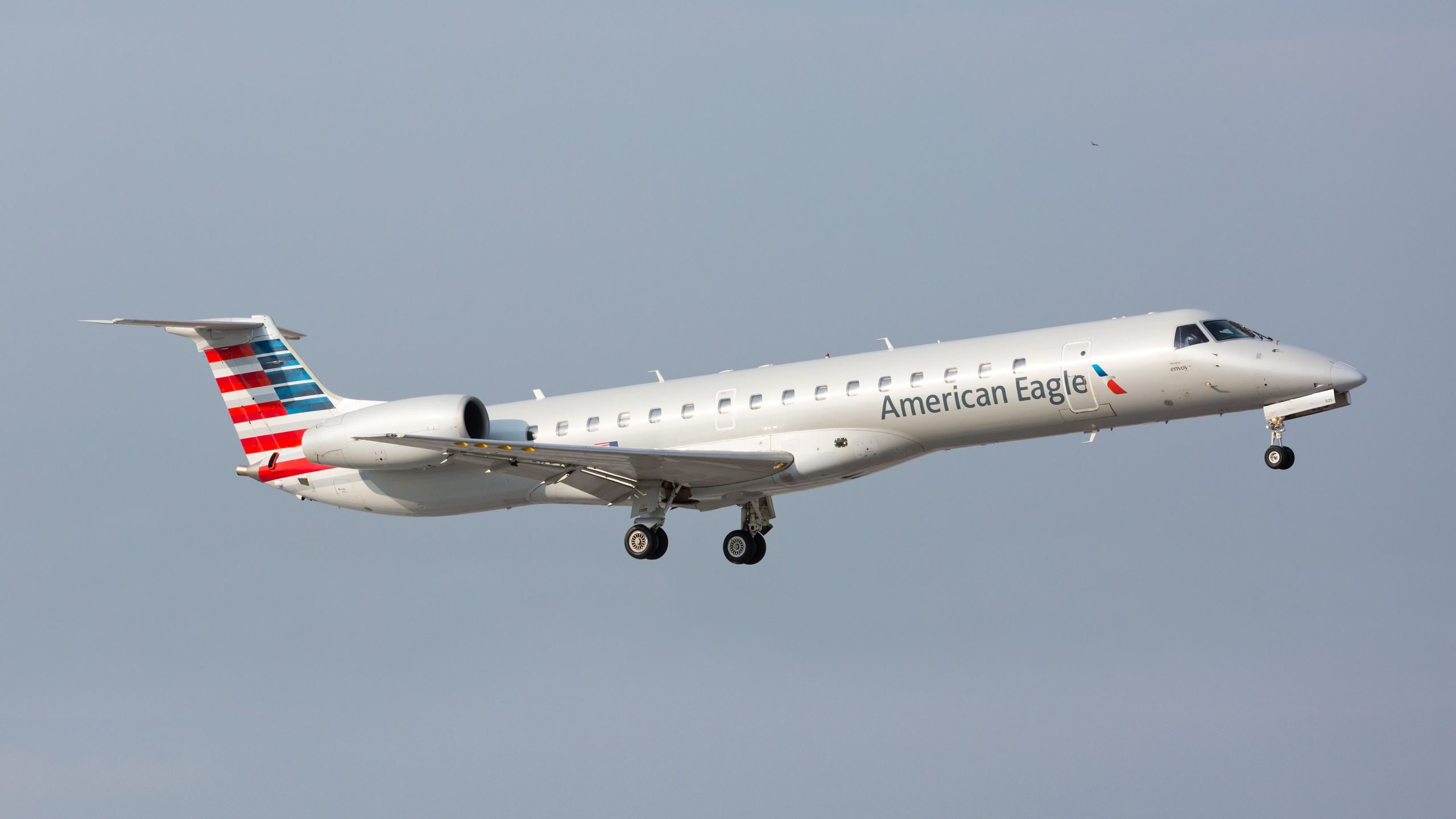American Eagle Embraer ERJ-145 gleitet von der Landebahn in Rochester