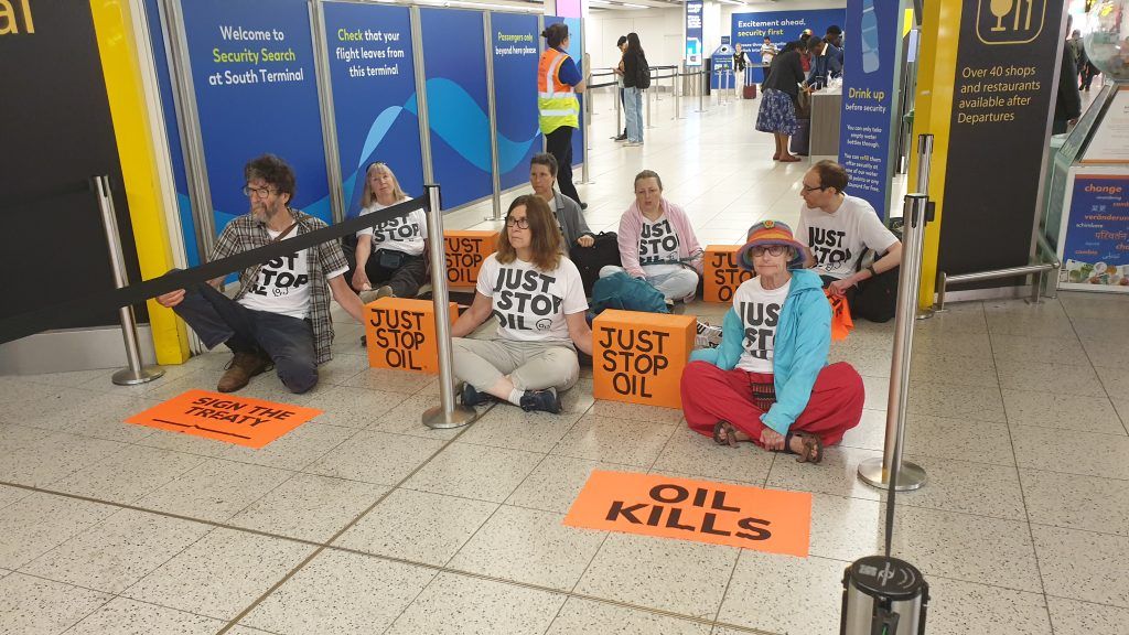 Klimaproteste: Aktivisten blockieren die Abfahrten am Flughafen Gatwick