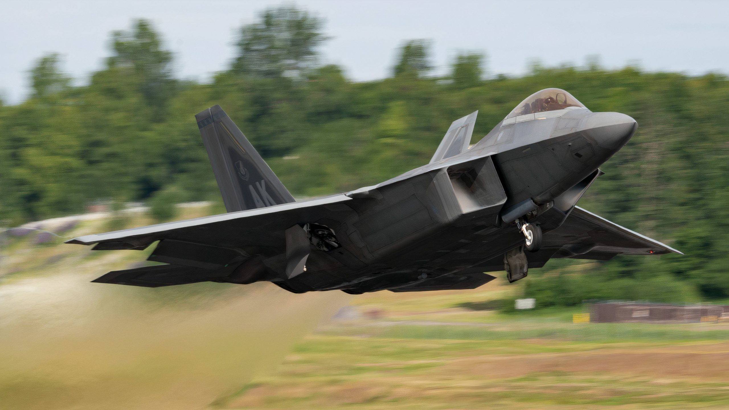 US Air Force F-22 Raptor Abress starten nach Reifenblout auf der Kadena Air Base in Japan