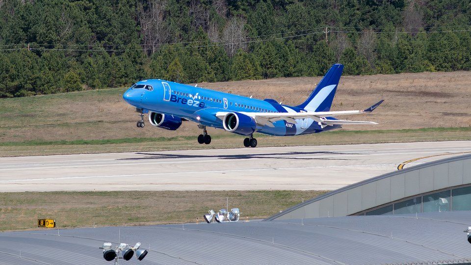 Breeze Airways-Zeitpläne New Orleans-Las Vegas Flüge und fährt den Los Angeles Service im nächsten Jahr wieder auf