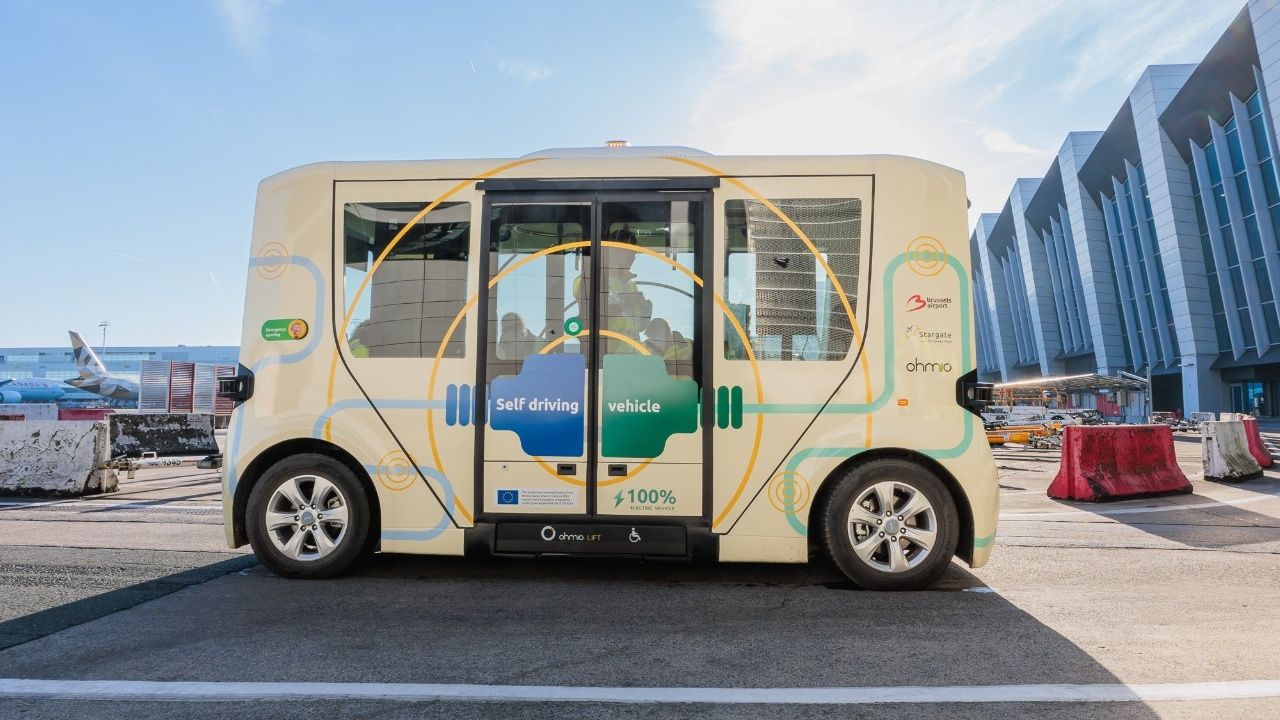 Brüsseler Flughafenversuche Neues elektrisches selbstfahrendes Shuttle