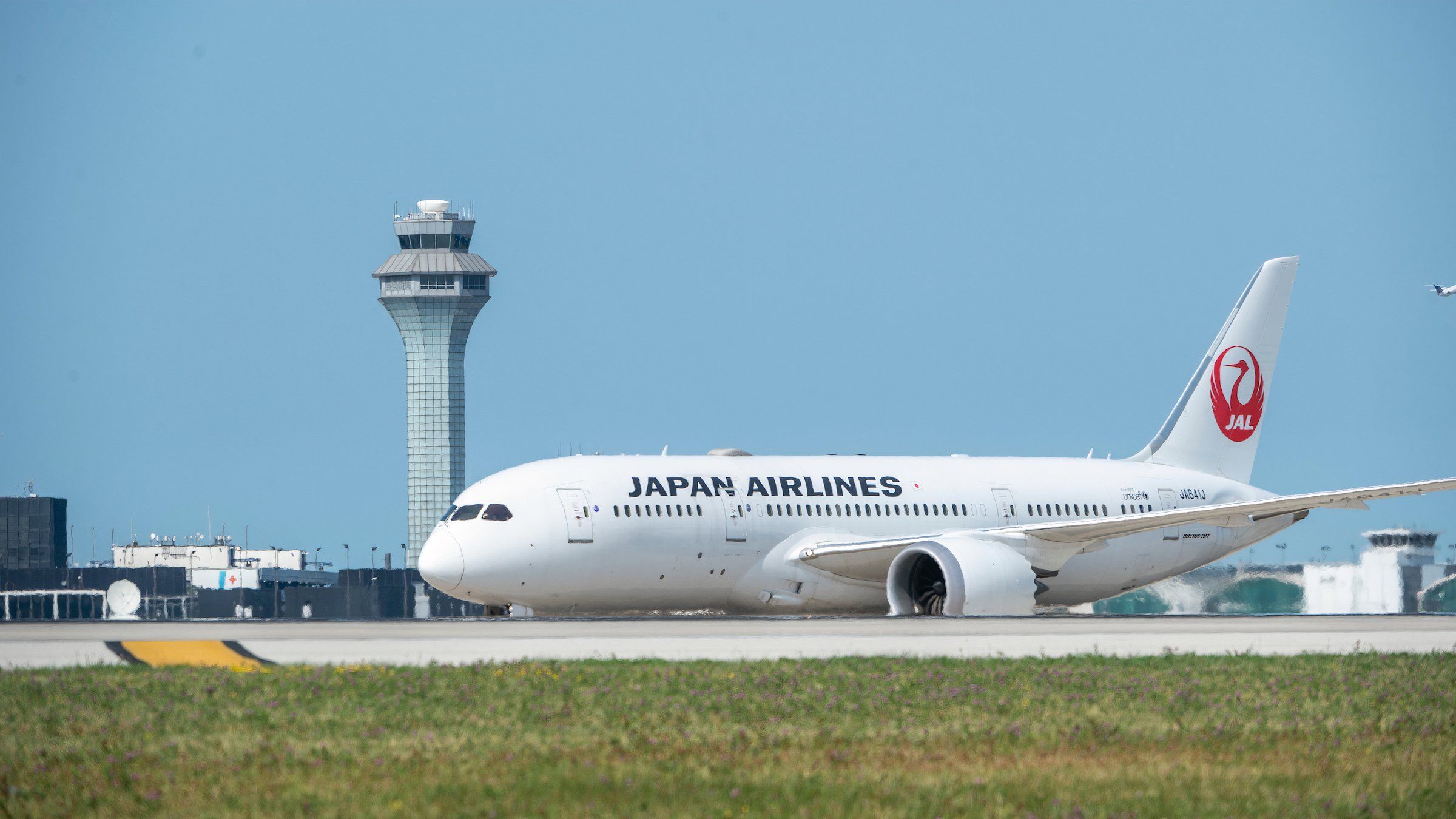 Japan Airlines, um die Flüge von Tokio-Chicago wieder aufzunehmen und die Frequenzen der Westküste zu erhöhen