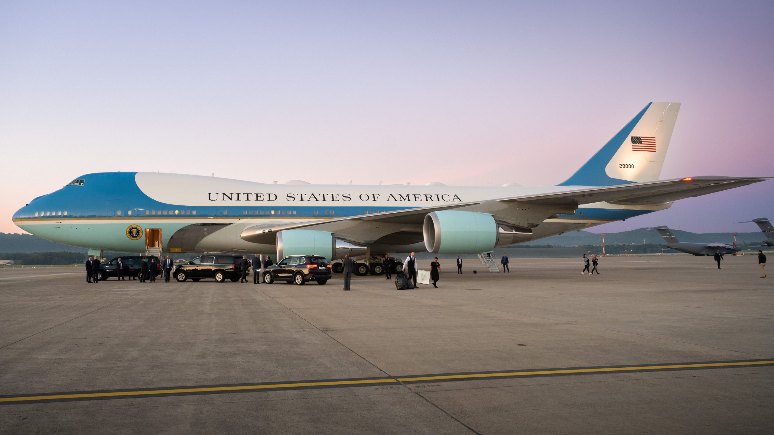 Das weiße Haus klemmt auf Journalisten, die von Air Force One stehlen