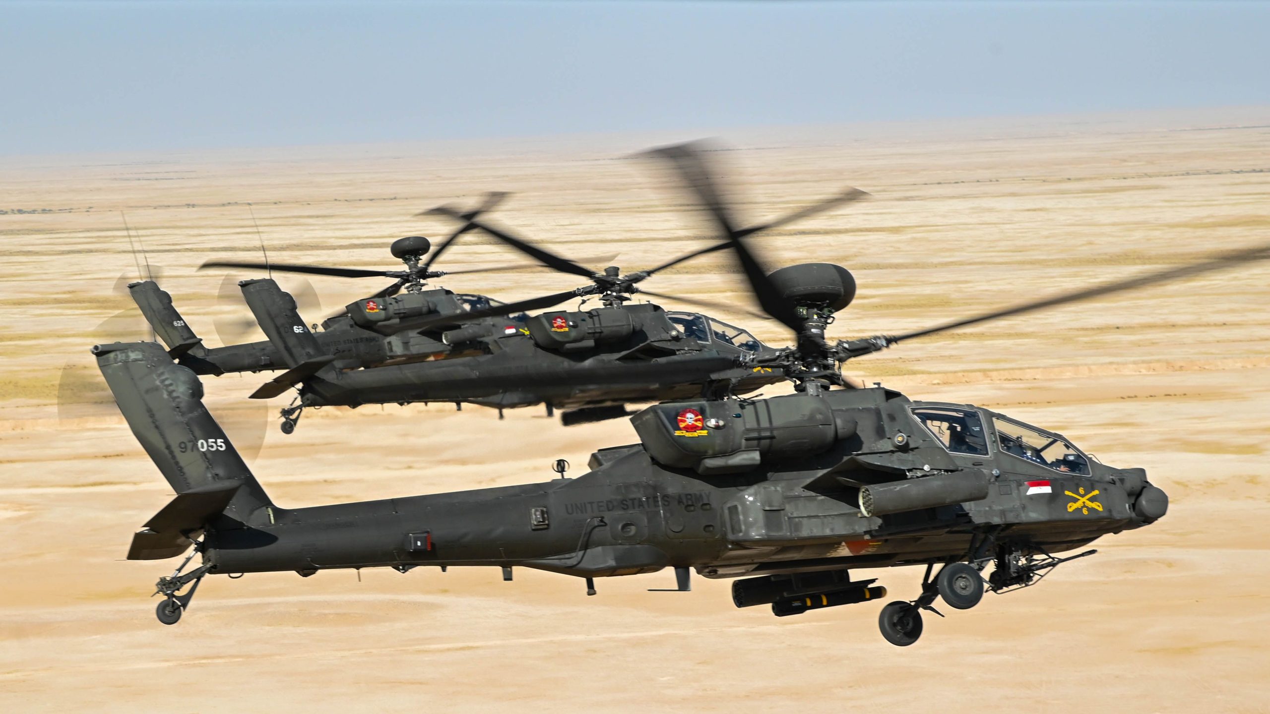 AH-64 AH-64-Hubschrauber der US-Armee schießen beim Training in Saudi-Arabien Drohnen mit Höllenfeuer-Raketen nieder