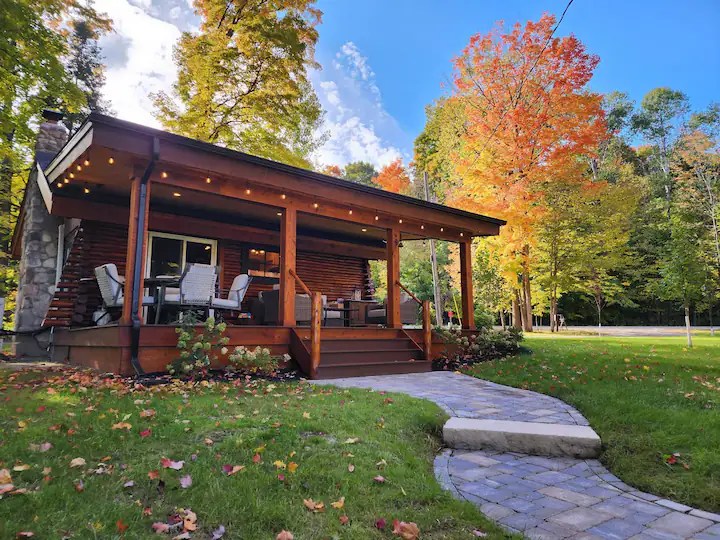 Beste Cottages in Michigan zum Genießen des Herbstlaubs