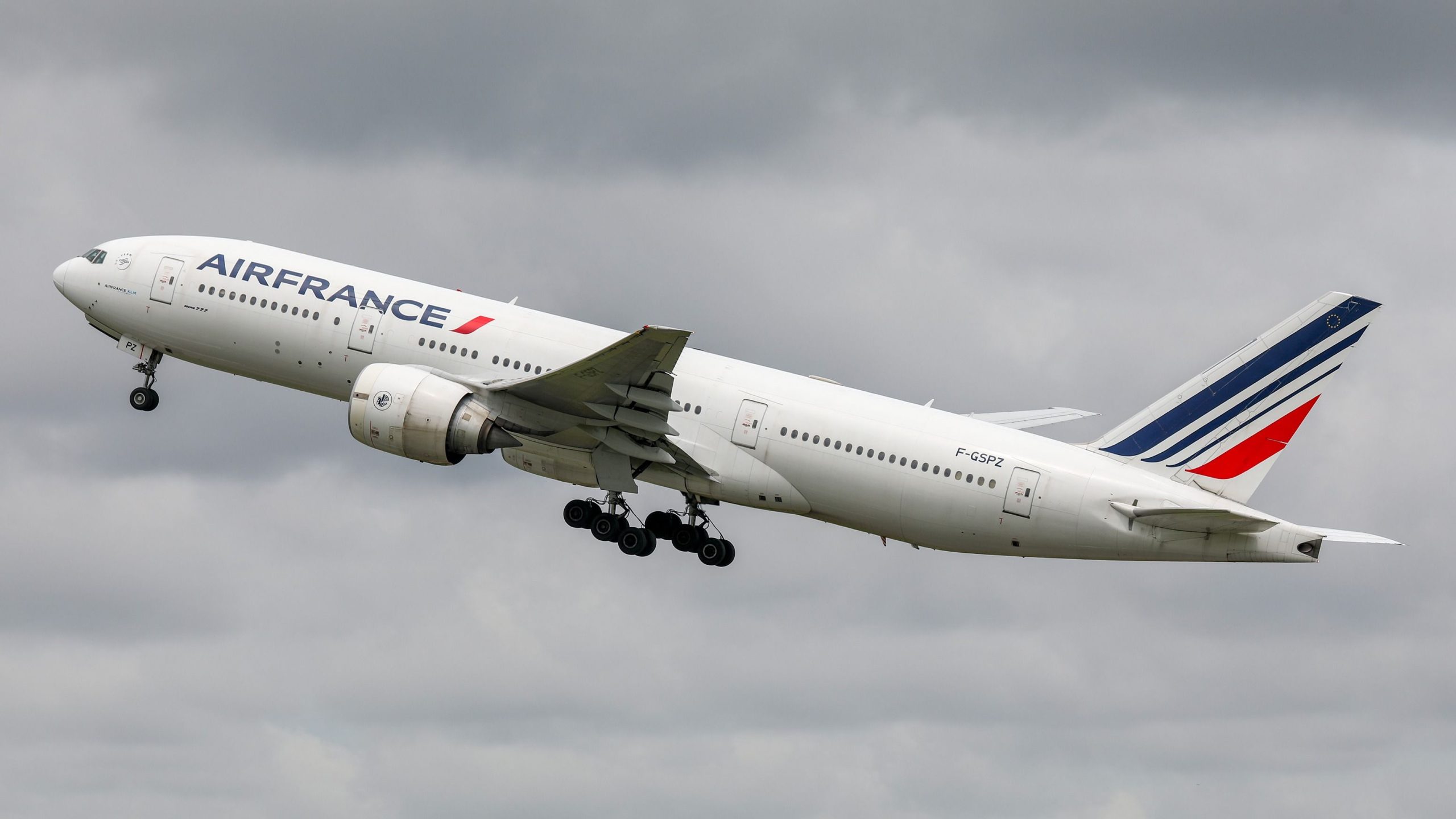 Air France Boeing 777 Umleitet nach Montreal, nachdem die Kabine dunkel wird