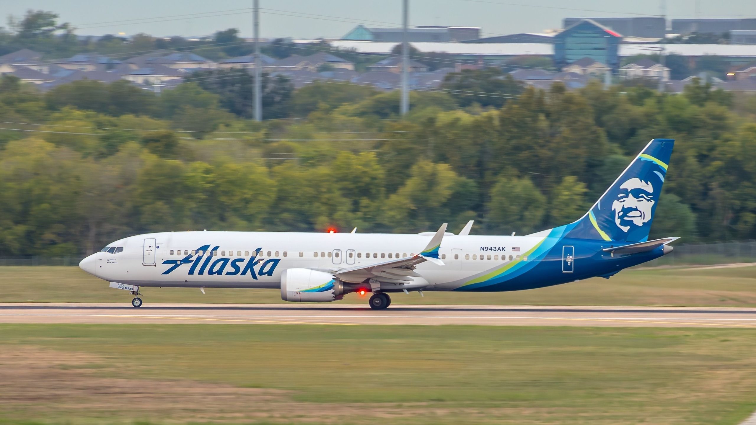 Alaska Airlines 737 Max Abtastet Start und bläst Reifen nach Dodge Southwest Jet