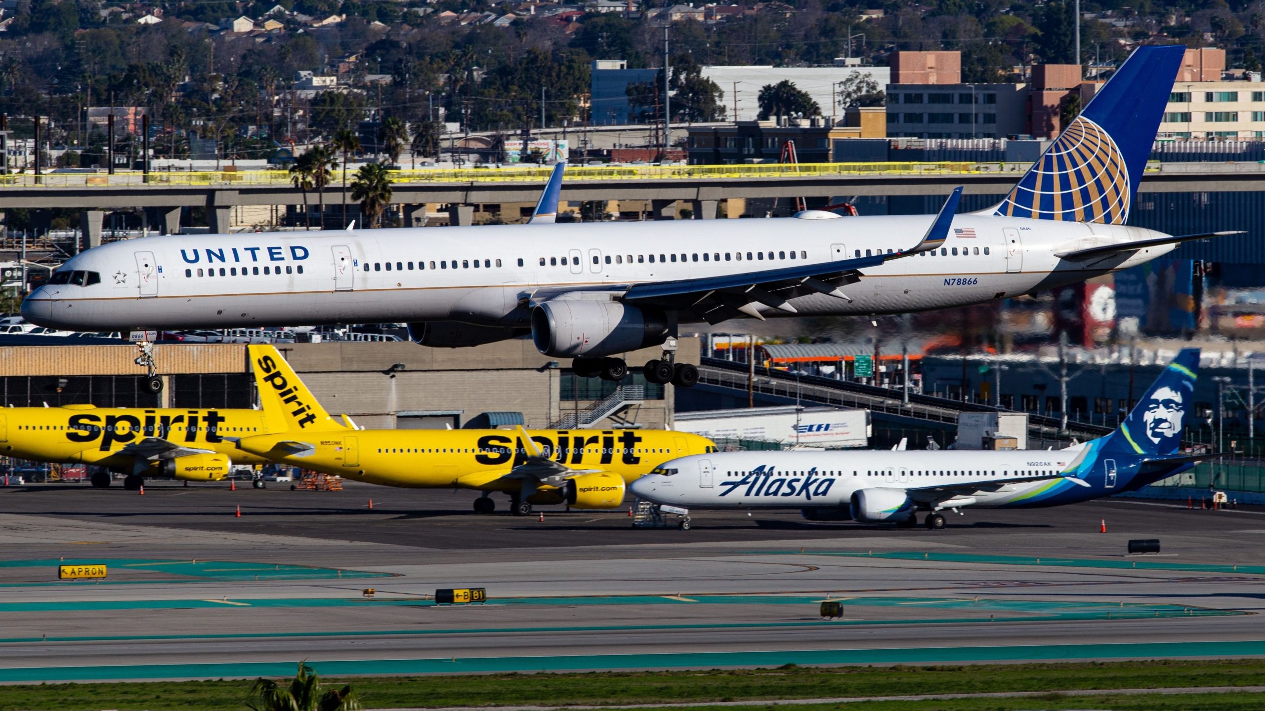 Beifahrer von United Airlines greifen mündlich im rassistischen Rant in LAX an, um Anklage zu erheben