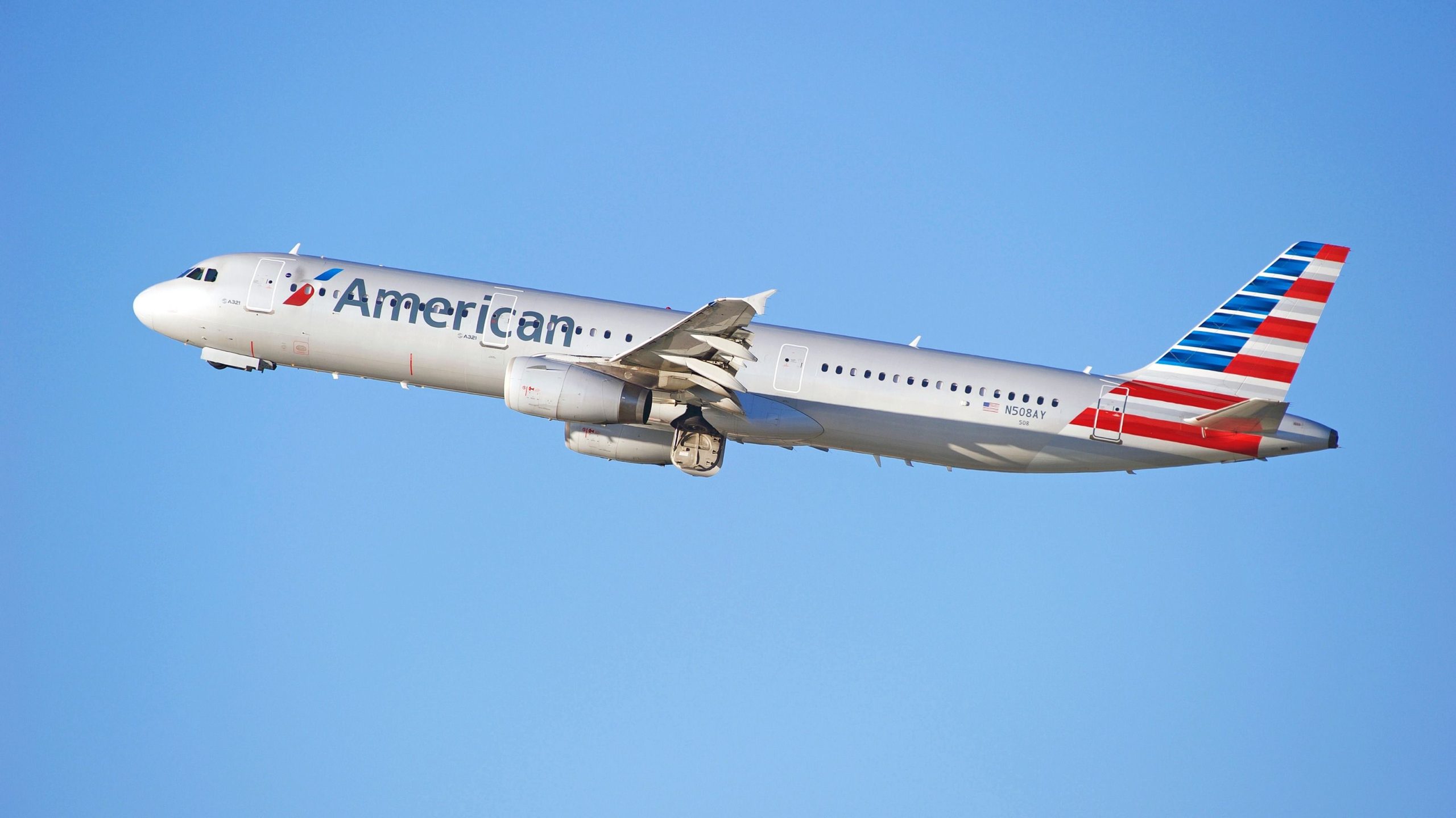 American Airlines Airbus A321 kehrt schließlich in den Dienst zurück, nachdem er mit Passagierbus am internationalen Flughafen Los Angeles kollidiert hatte