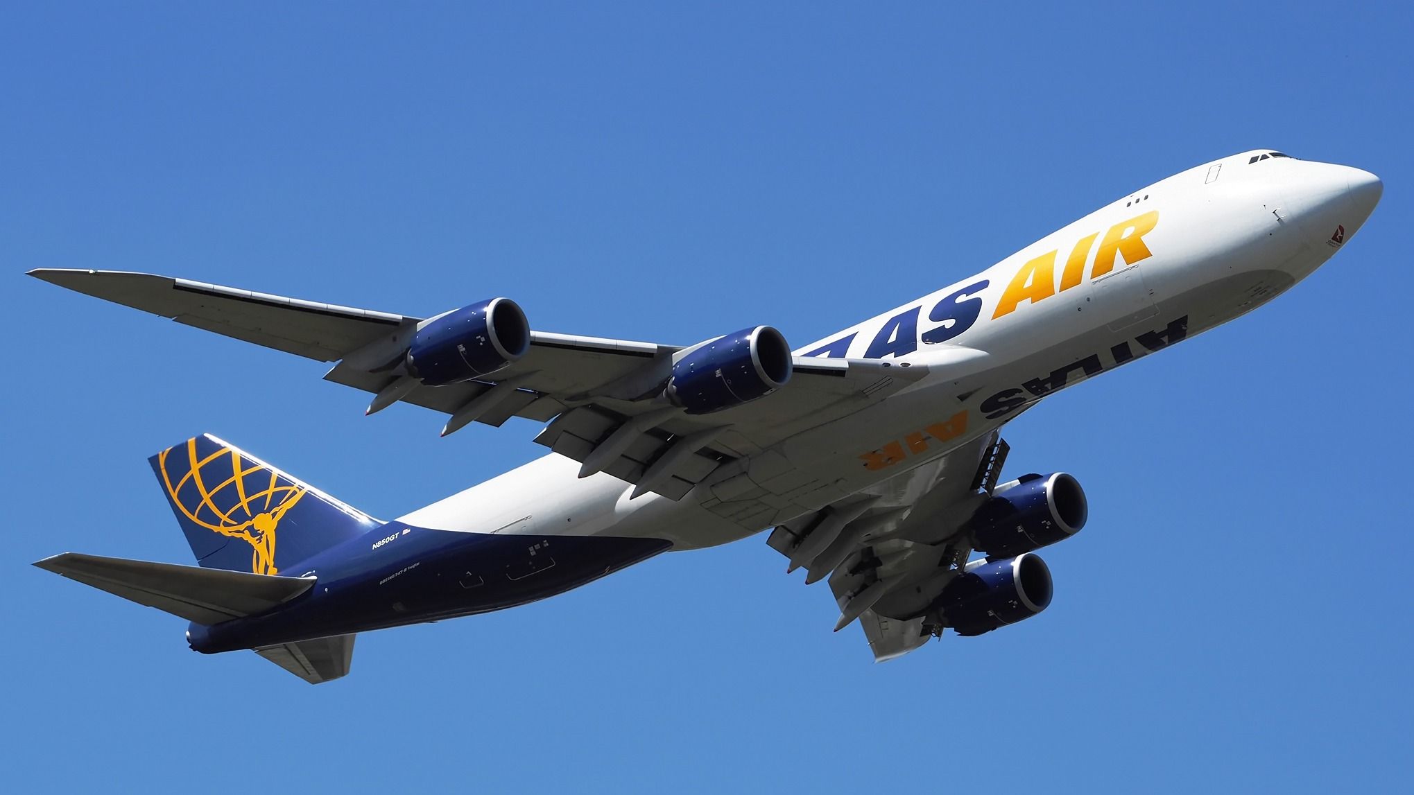Atlas Air Boeing 747-8 kehrt nach Miami zurück, nachdem Flammen vom Motor gesehen wurden
