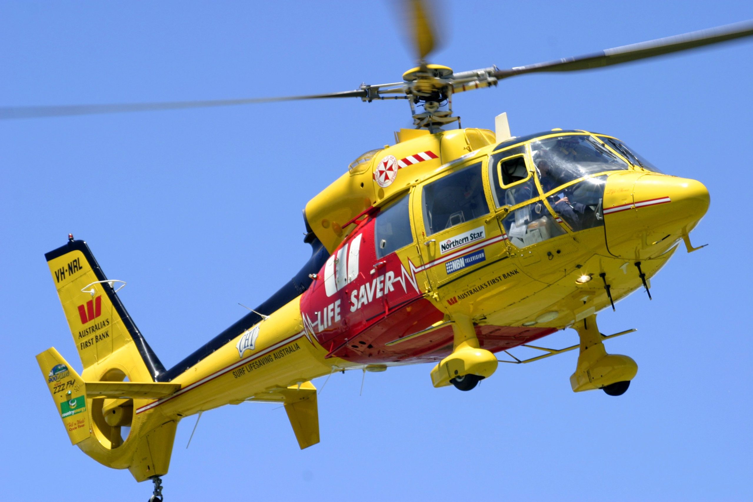 Gefährliche Meeresbedingungen in der Nähe des Great Barrier Reef Anspruchs Leben von zwei britischen Touristen, während der dritte Kampf ums Leben kämpft