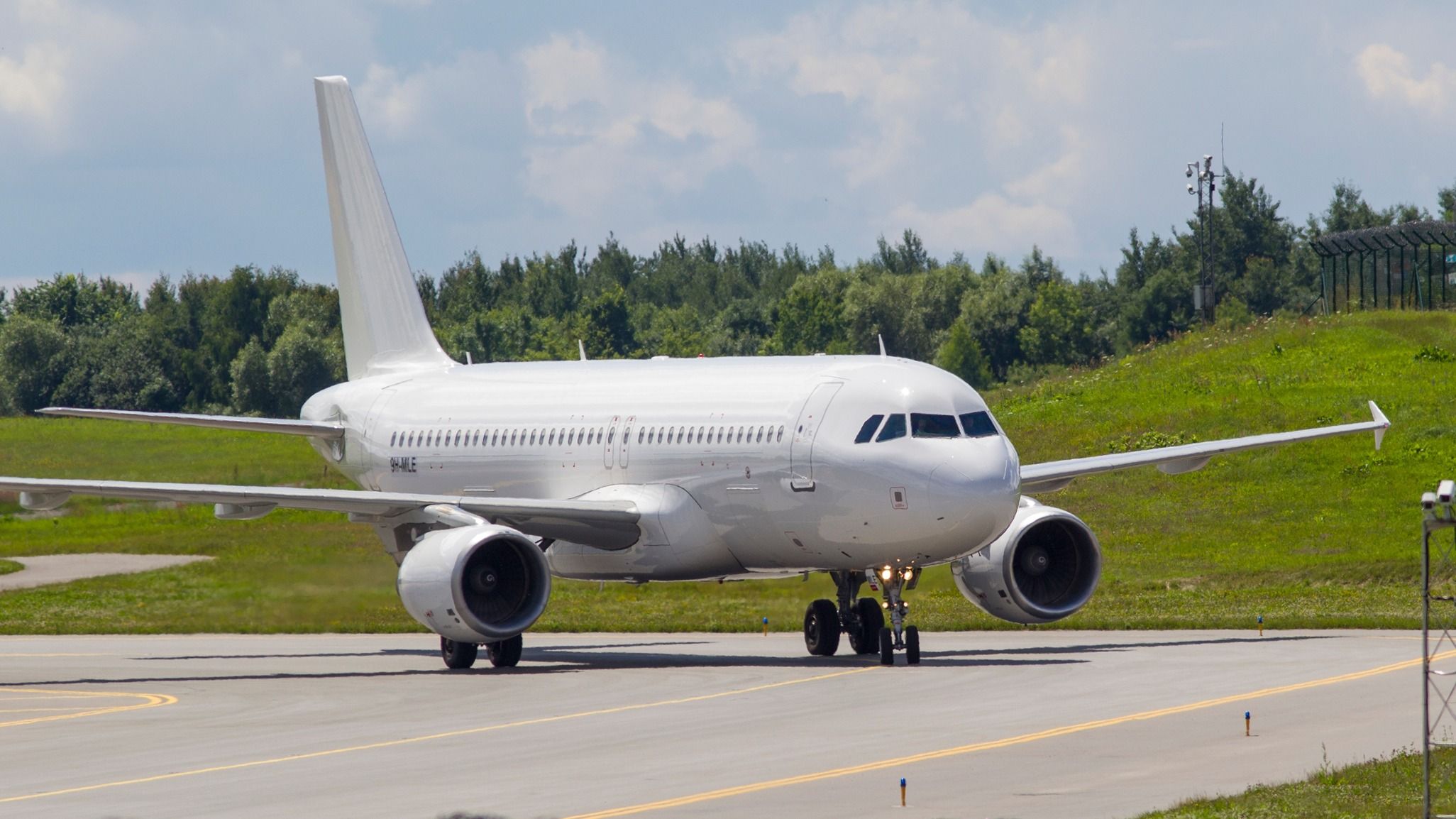 Avion Express Airbus A320, der von der Landebahn gerutscht ist