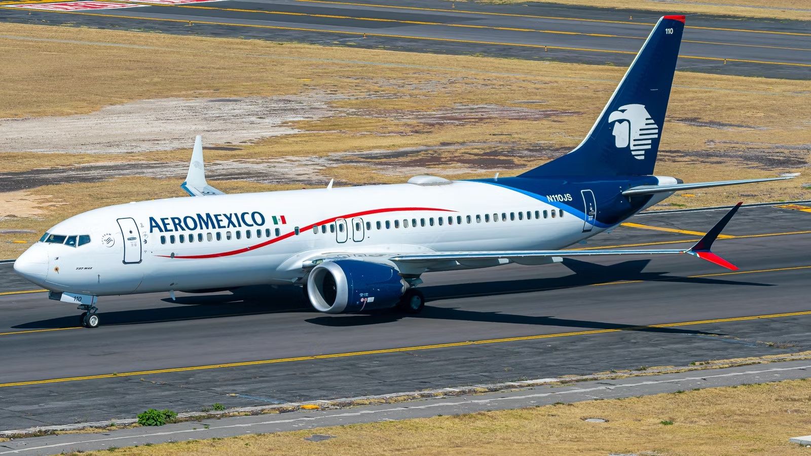 Aeromexico Passagier verhaftet, nachdem er Flugzeugtür geöffnet hatte und auf Flügel in Mexiko 