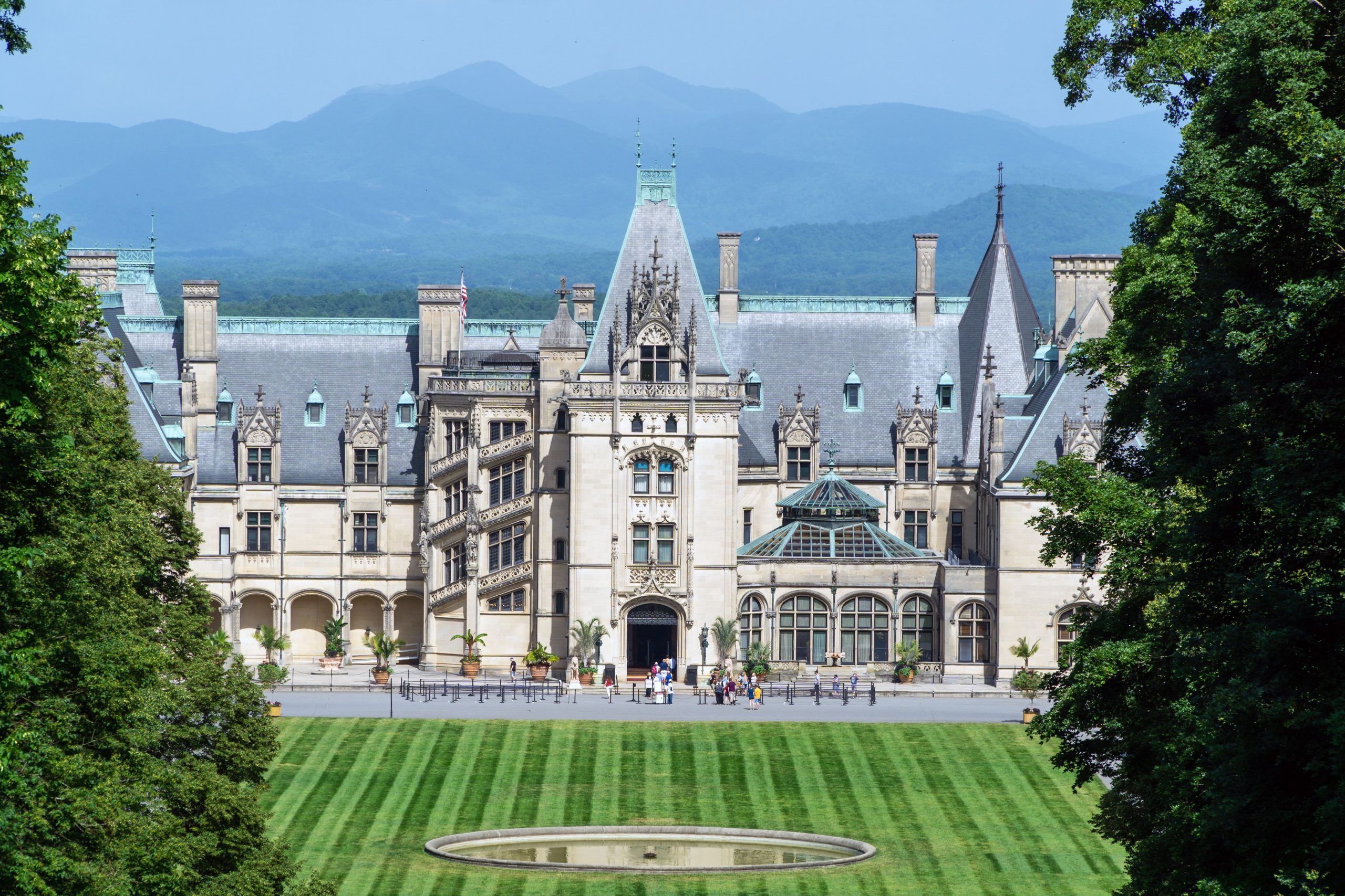 Biltmore Estate in Asheville, NC, kündigt die Wiedereröffnung trotz der Warnung des Gouverneurs an Touristen an, sich fernzuhalten