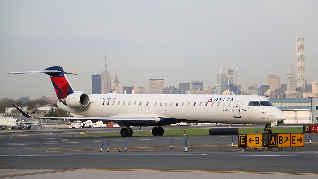 Widerspenstige Passagiere stören Delta Connection Bombardier CRJ900 Flug von Indianapolis nach New York Laguardia