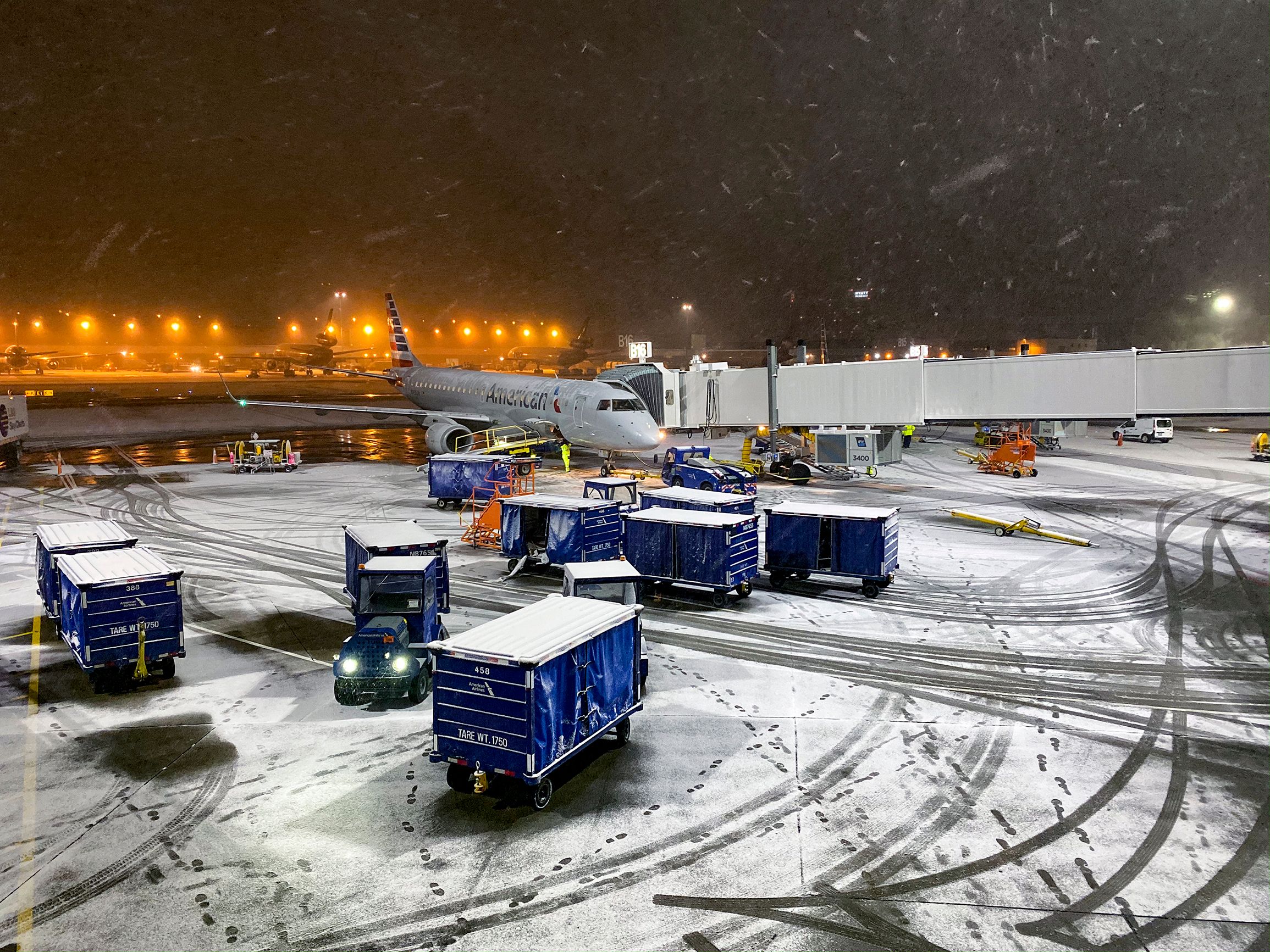 Große Flugstörungen und Stromausfälle in uns als arktischer Sturm verursachen ein weit verbreitetes Chaos