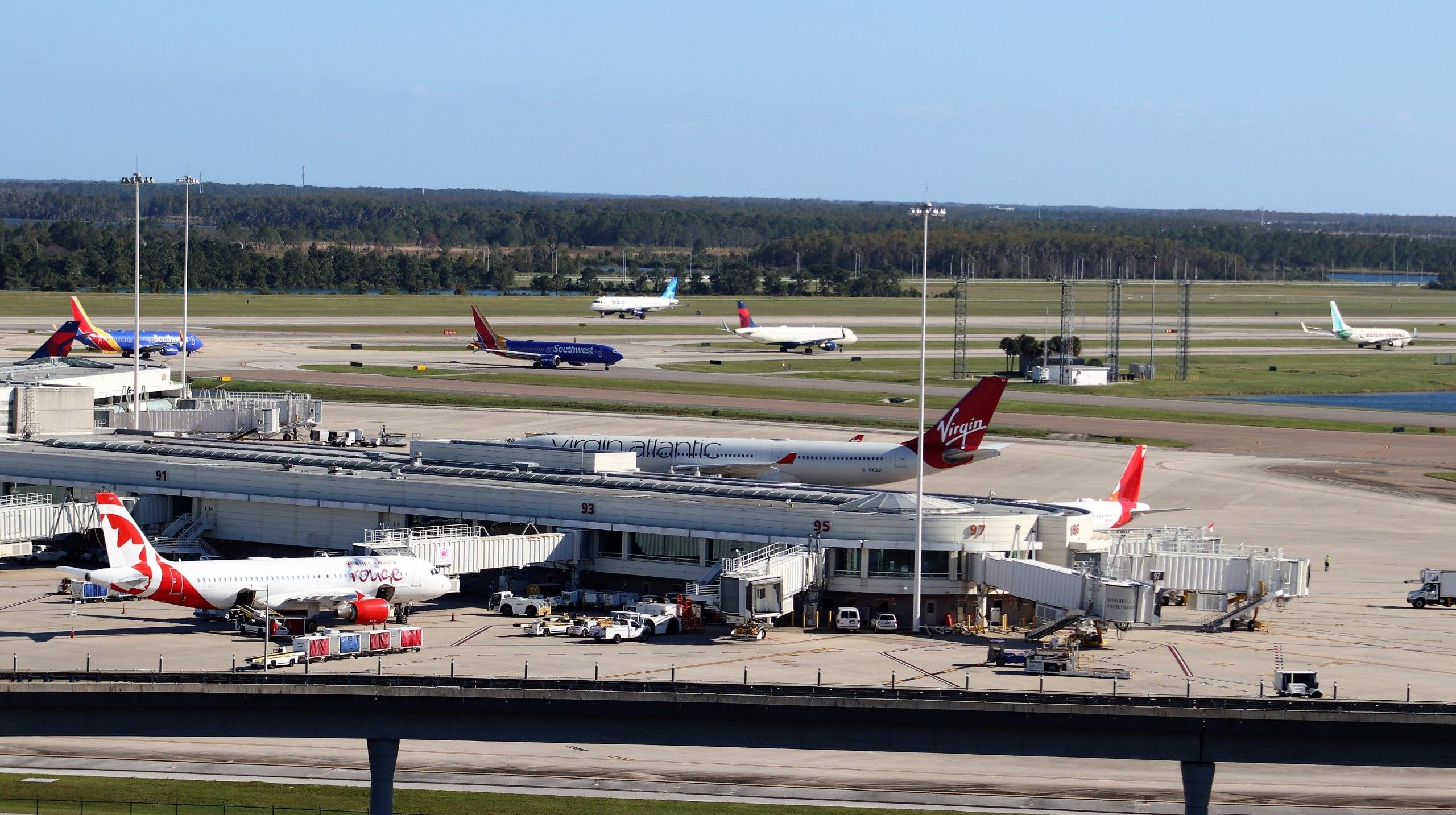 Abholung der Teile: Fluggesellschaften nutzen den Flugbetrieb nach dem Hurrikan Milton wieder auf