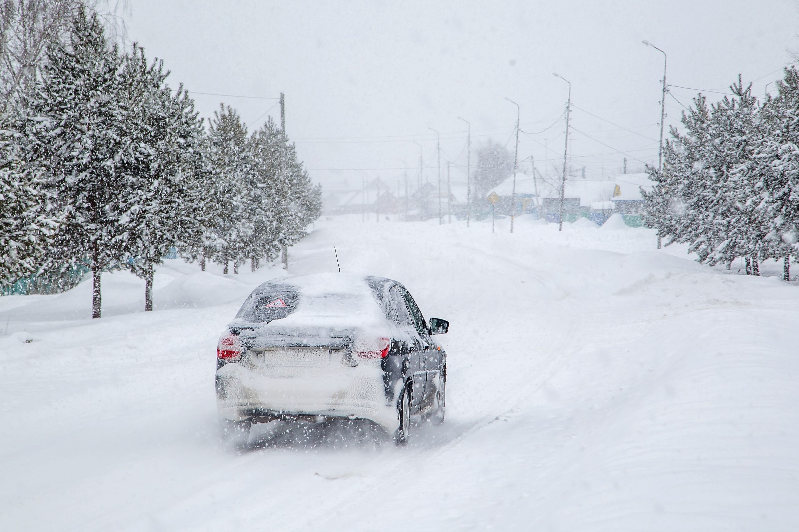 Storm Bert schlägt nach England, Schottland und Irland, was zu Transportstörungen und Stromausfällen führt