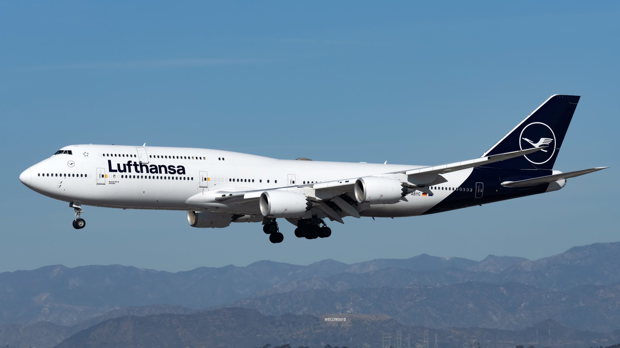 Warum diese lax gebundene Lufthansa Boeing 747-8 woanders umgeleitet wurde, nachdem er berührt wurde