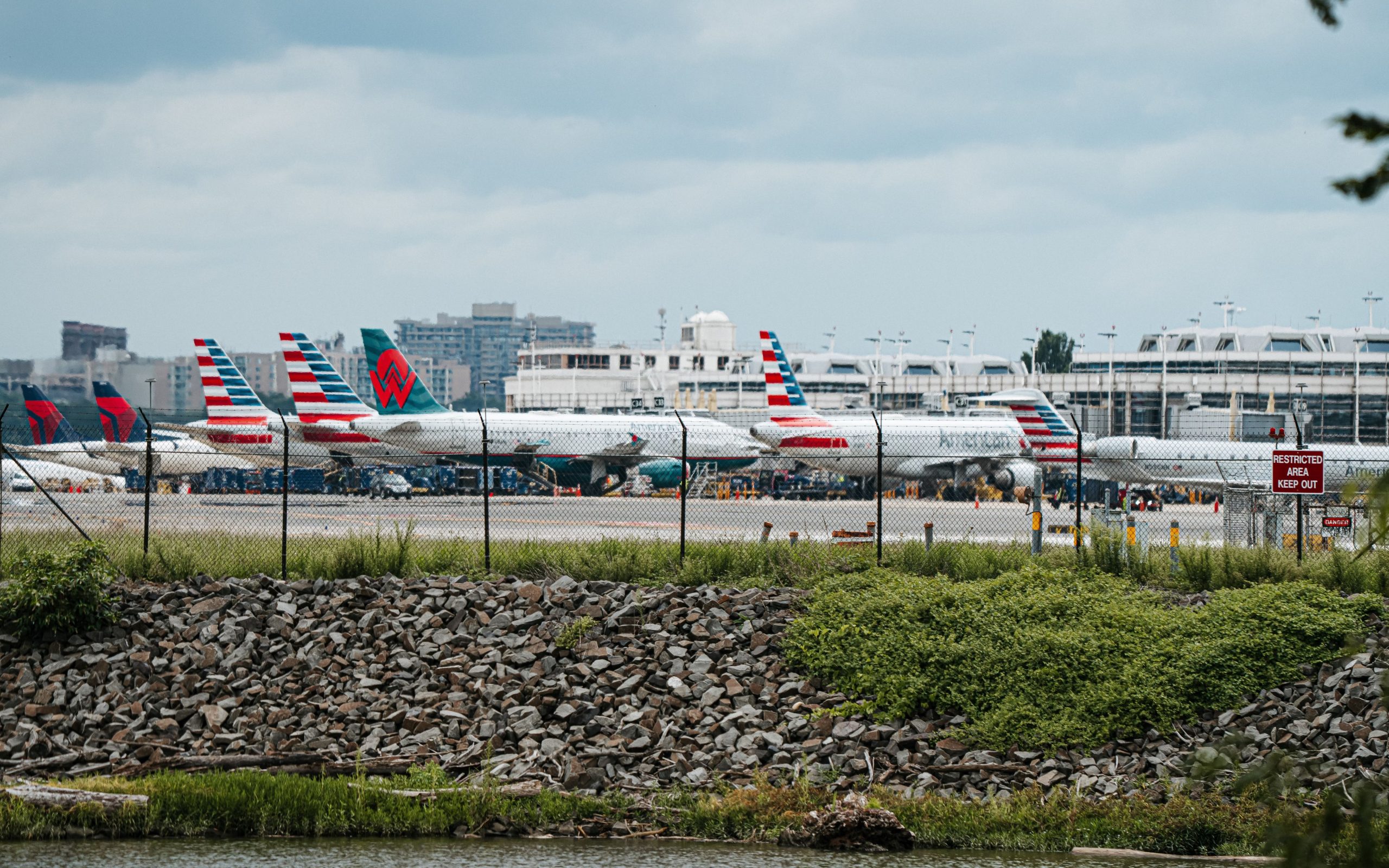 Die FAA untersucht eine weitere Kollision mit engen Flugzeugflugzeugen am Reagan National Airport