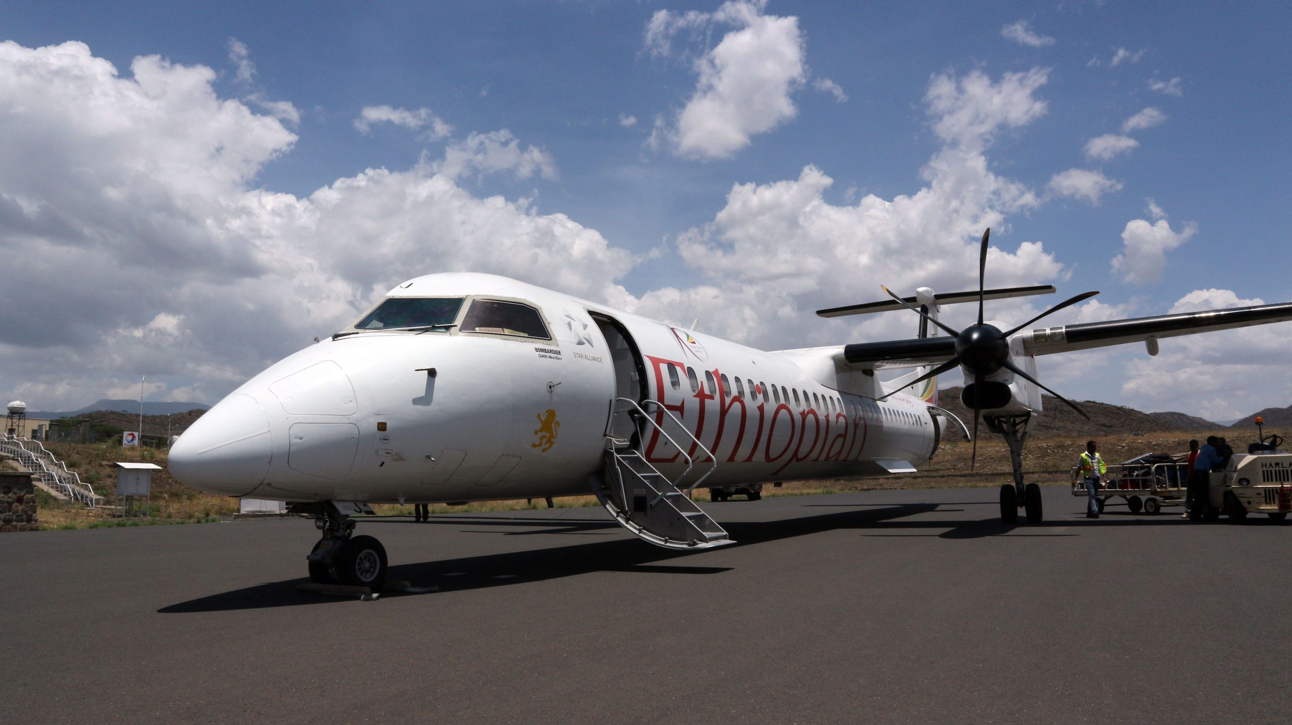 Äthiopische Fluggesellschaften Dash 8 während der Prop Strike Runway Exkursion beschädigt