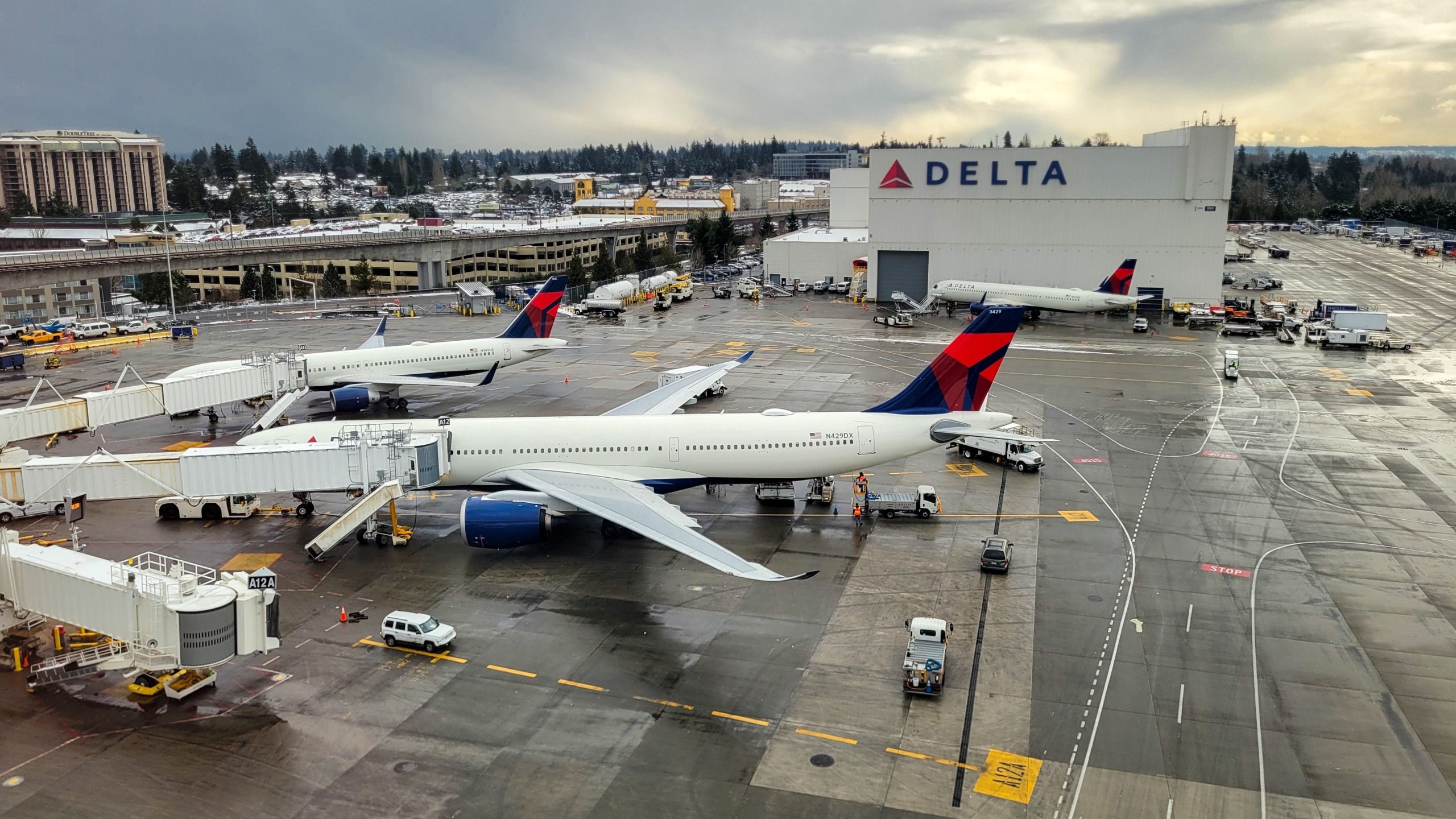 Delta Air Lines berichtet über „breite wirtschaftliche Unsicherheit“, was zu einem langsameren Wachstum führt