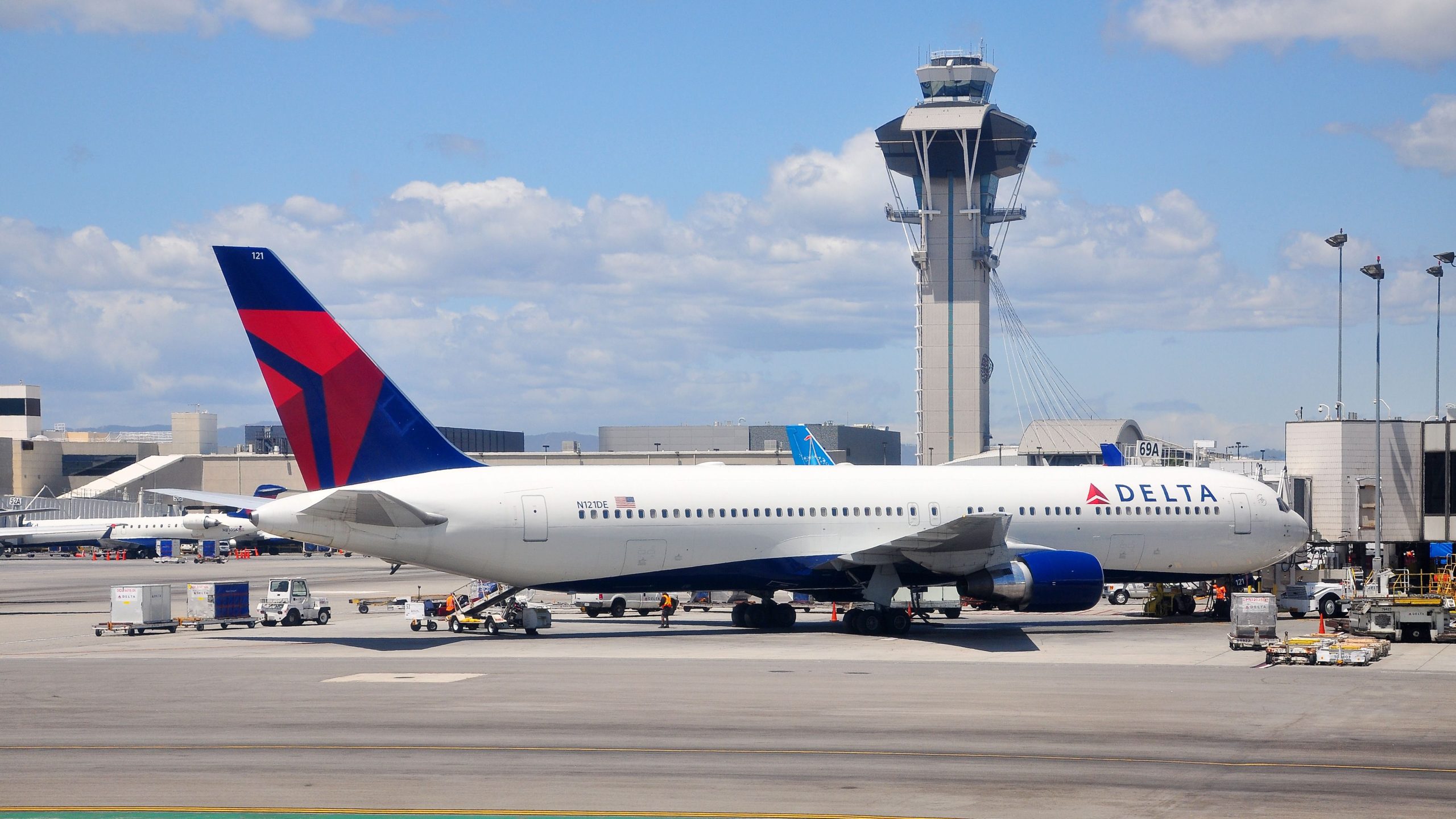 Buttigieg drückt die Behauptung des CEO von Delta zurück, „Übersteuerung“ im Passagierschutz