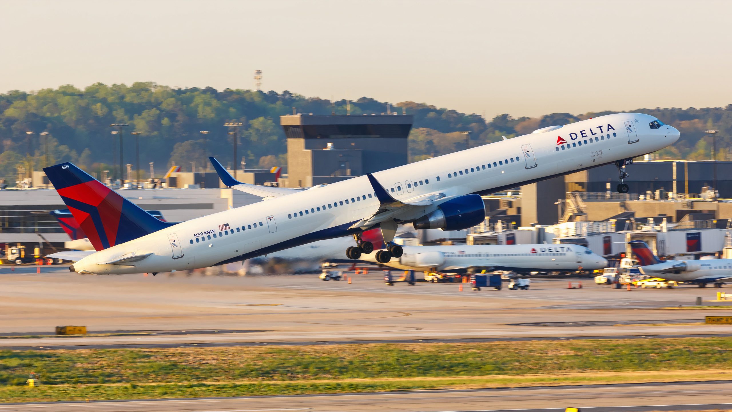 Delta Air Lines verklagte, nachdem der Flugbegleiter Passagier wiederholt mit geladenem Trolley zertrümmert hatte