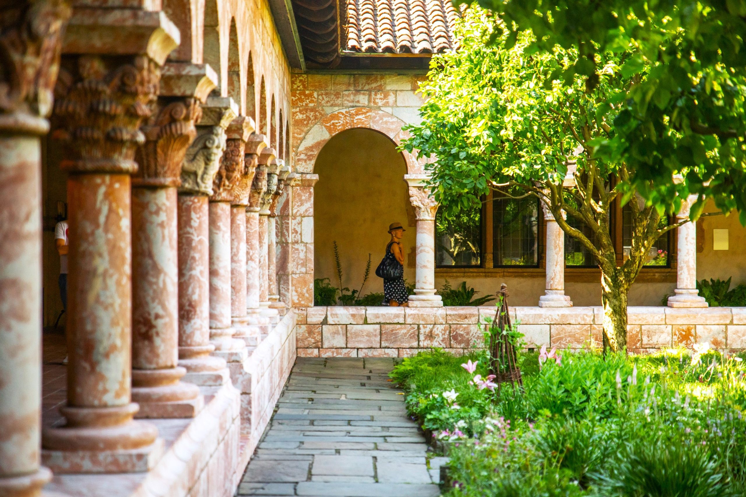 New York Citys „Cloisters“ ist ein wunderschöner mittelalterlicher Ort, der aus Europa teleportiert aussieht