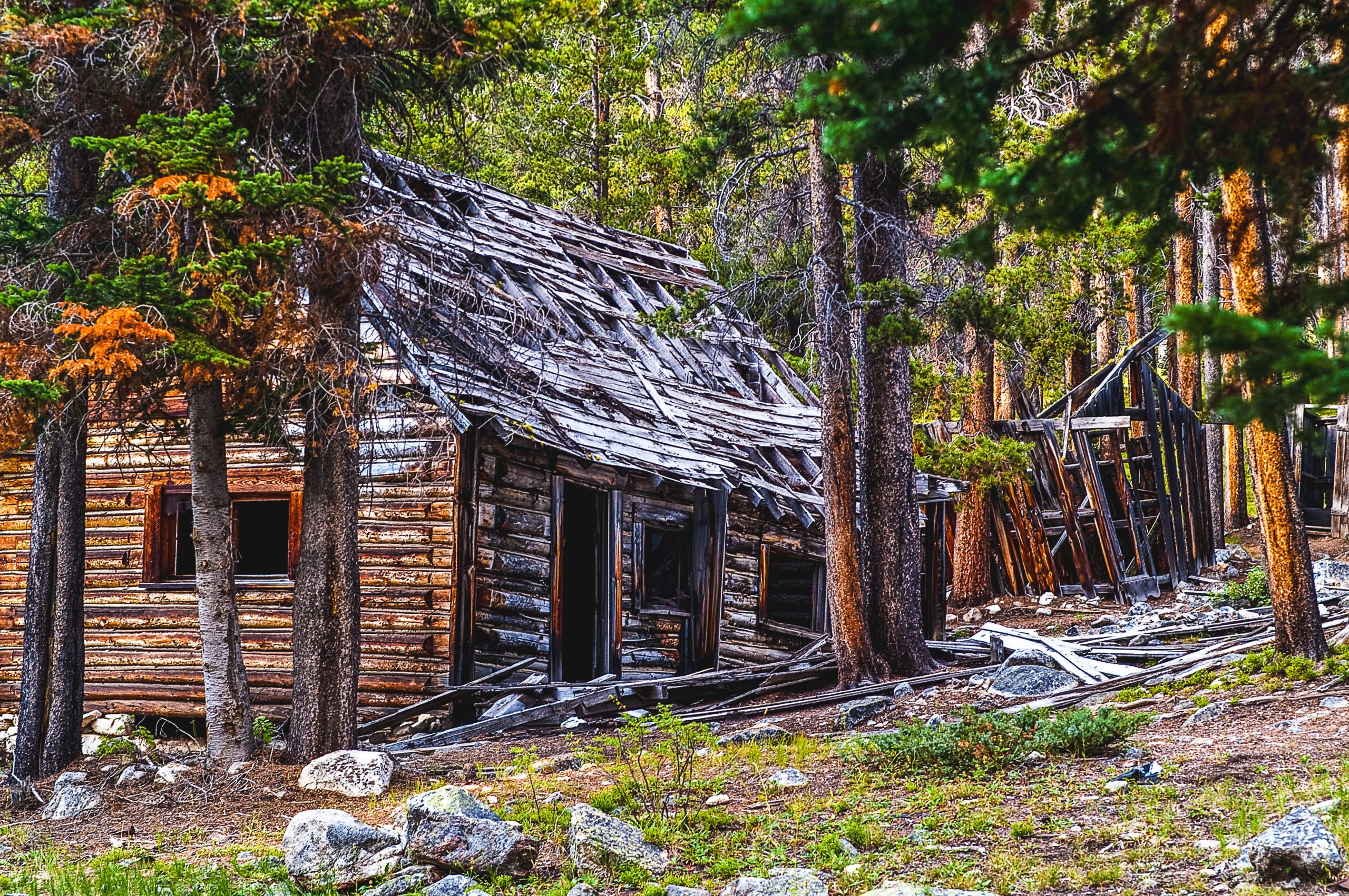 In Montanas malerischen Bergen versteckt ist eine geheime Geisterstadt, die Sie leicht fahren und wandern können