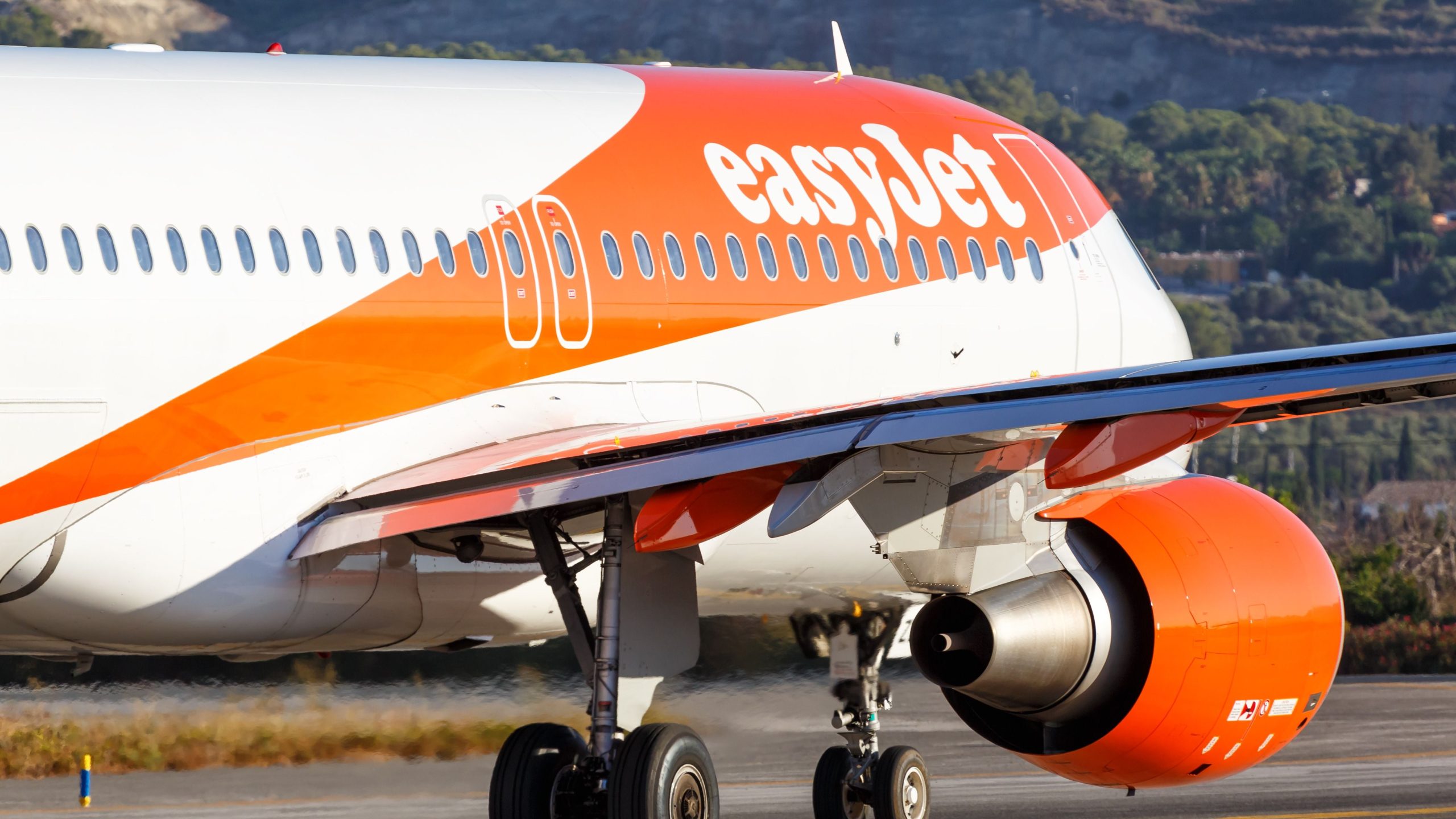 Nahe Kollision: EasyJet Airbus A320 vermeidet es, während des Starts auf der Landebahn der Pristina Airport Runway Fahrzeug zu treffen