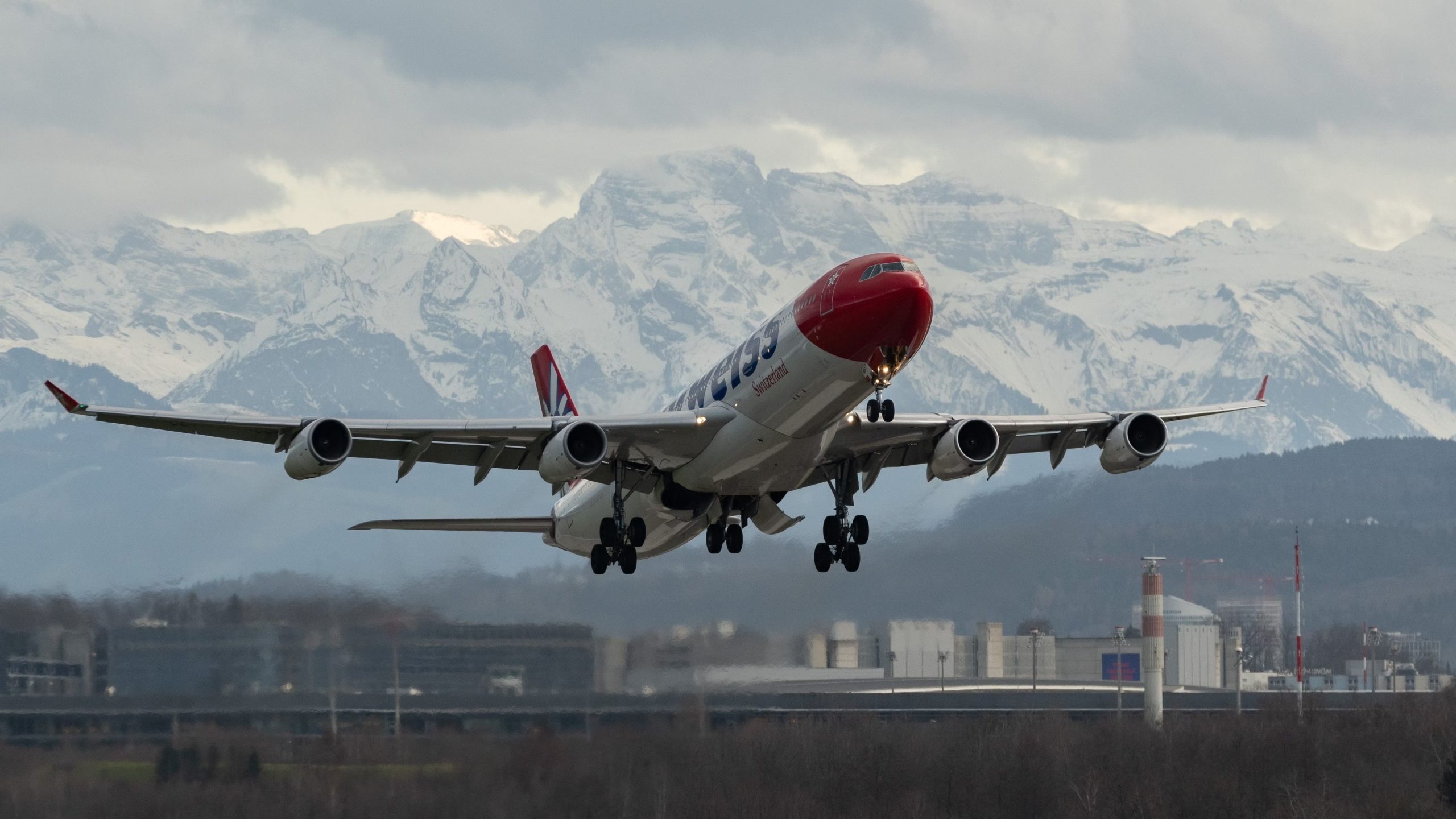 Edelweiss Airbus A340 sinkt nach dem Start in Richtung der Landebahn