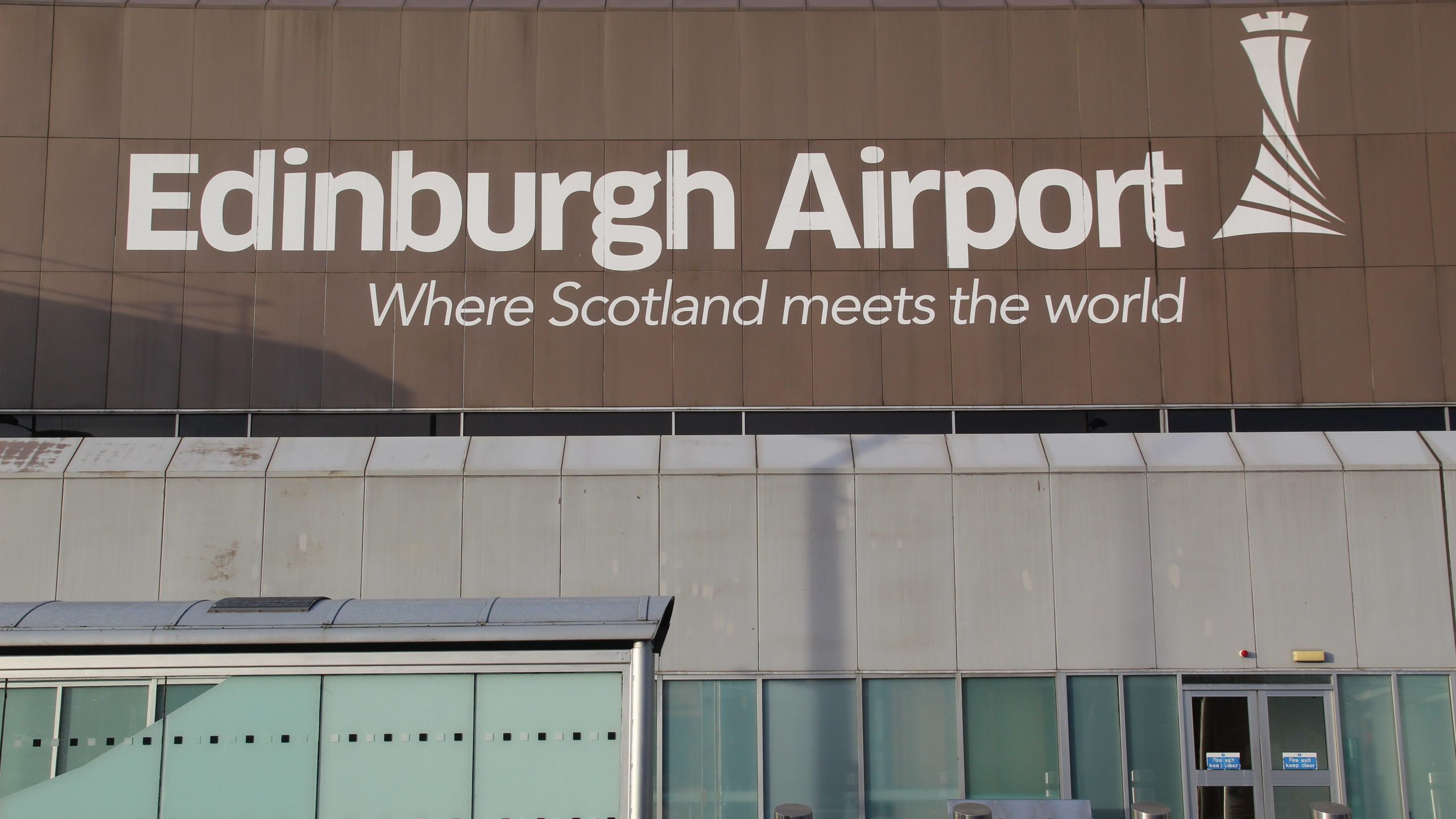 Der Flughafen Edinburgh rodiert sicher Schwarm von Bienen nach "nicht autorisierter Landung"