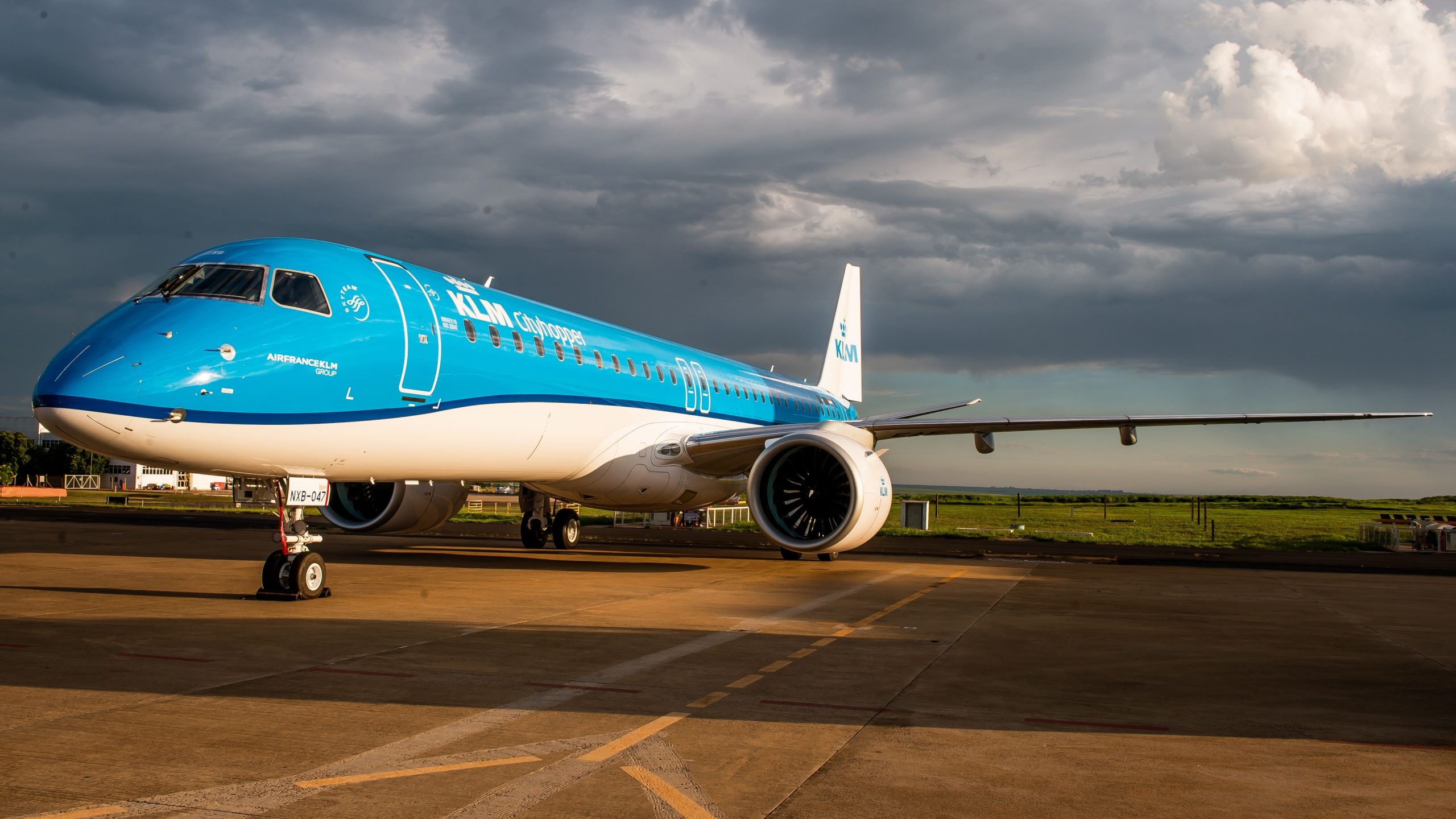 KLM Parks Cityhopper Embraer E195-E2s am Twente Airport, um sich mit Problemen mit Pratt &amp; Whitney zu befassen