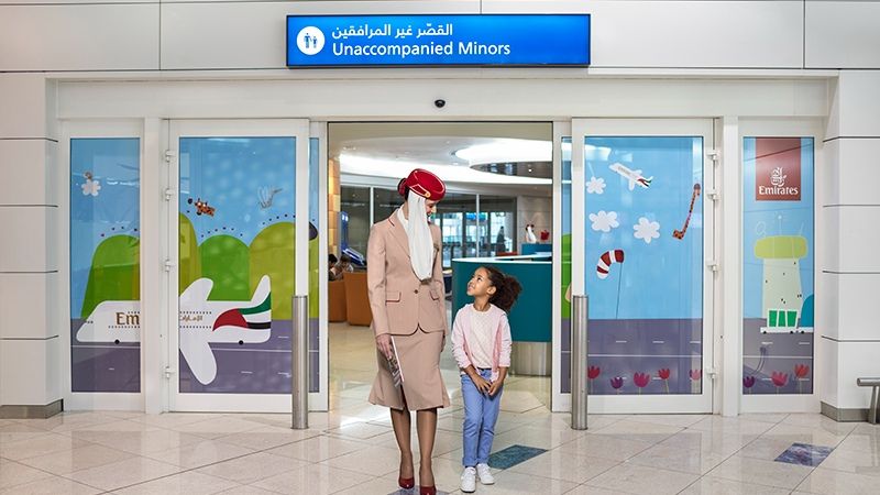 Emirates unbegleitete Minderjährige vom Check-in zur Sammlung
