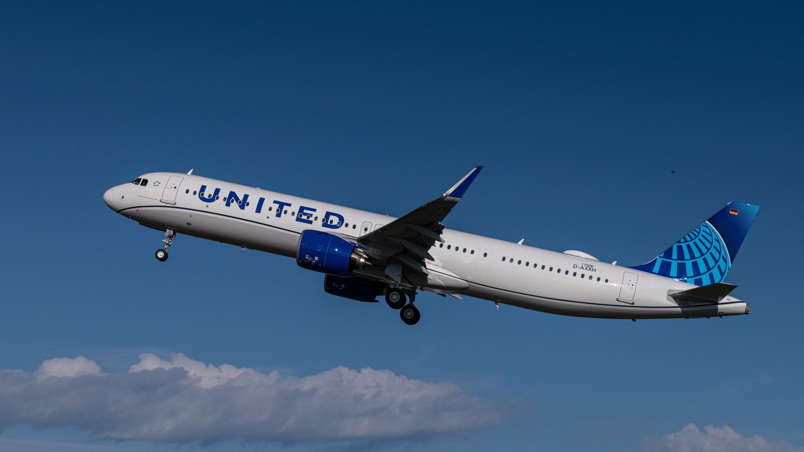 United Airlines Airbus A321neo kehrt nach Chicago zurück, während der Motorversagen ist