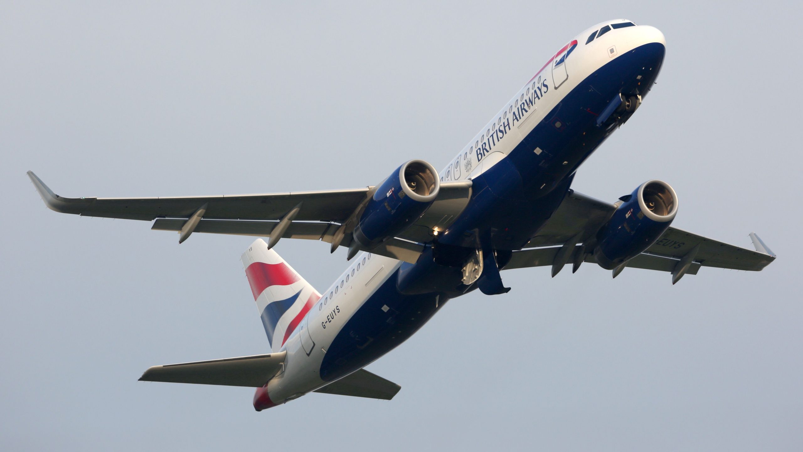 British Airways Airbus A320 leitet nach Dämpfen im Cockpit in Nantes um