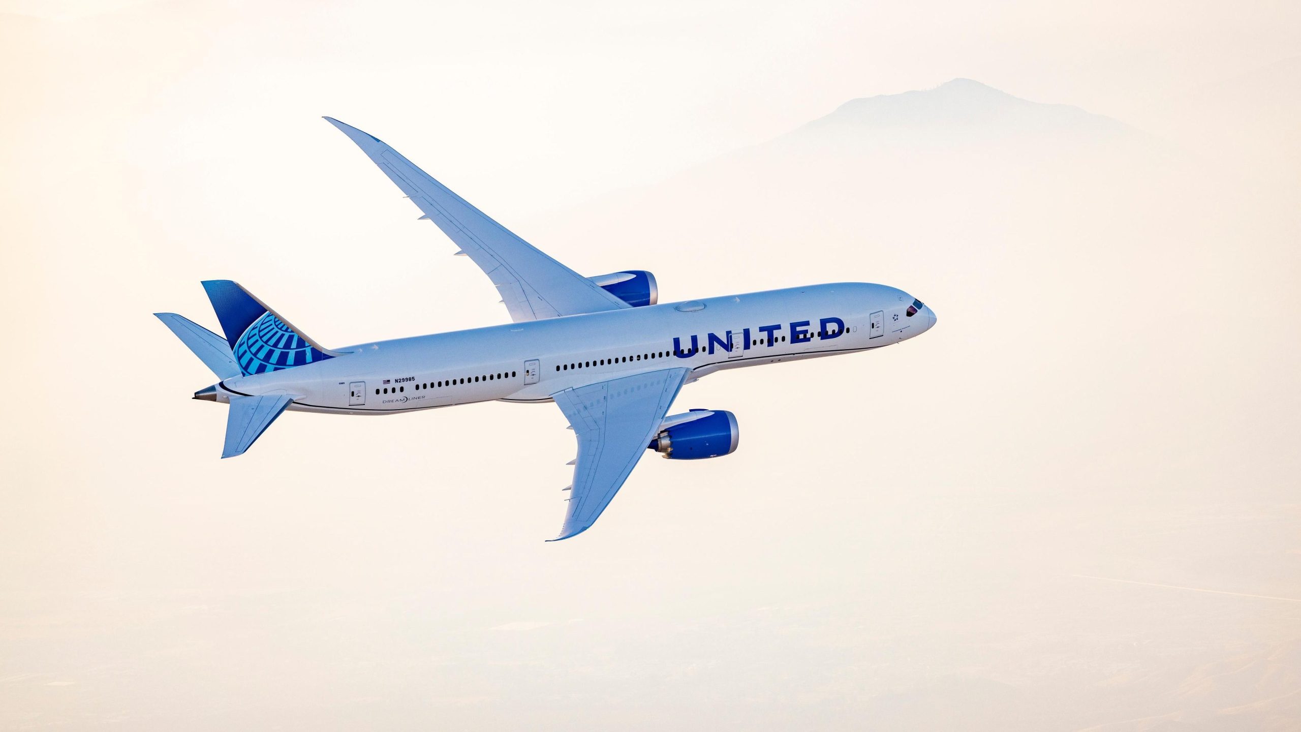 Spotted: United Airlines malt Boeing 787-9 Dreamliner in einer speziellen Safer-Lackierung