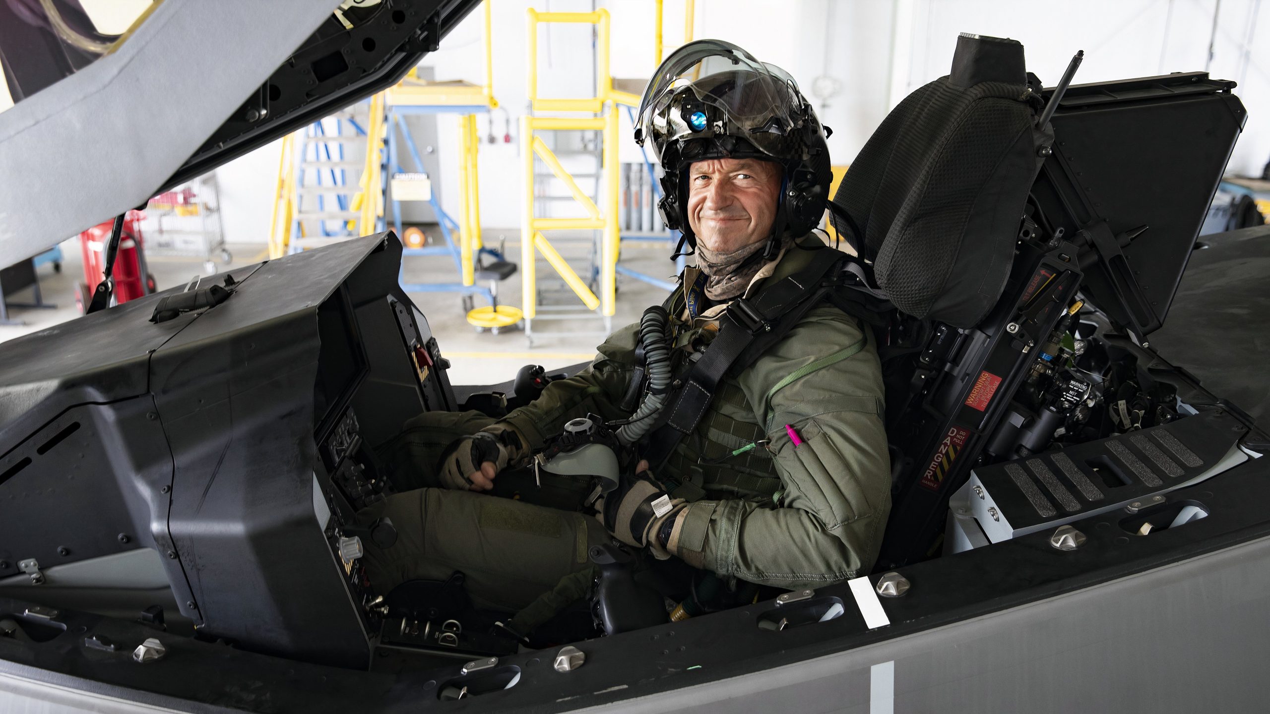 Elon Musk behauptet, F-35s sind ein Misserfolg und Crewed-Jets sind veraltet: erfahrener Testpiloten sind anderer Meinung nicht einverstanden