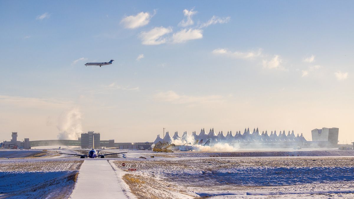 Winterwetter führt über 700 Flugstörungen am internationalen Flughafen Denver verursacht
