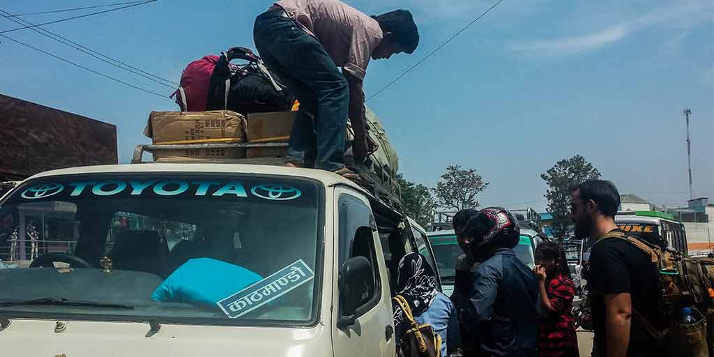 NEPAL herumkommen: Flugzeuge, Züge und Busse