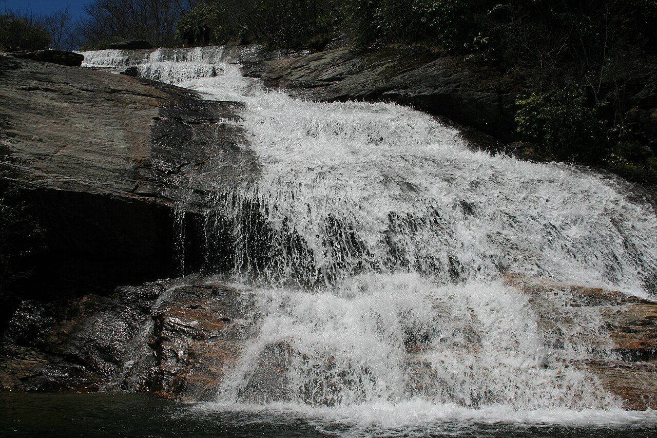 7 schöne Wasserfälle, die leicht vom Blue Ridge Parkway erreicht werden können