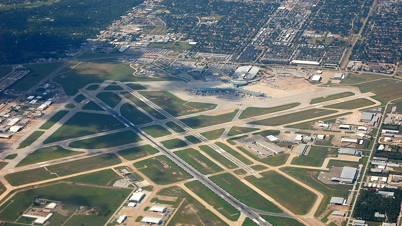 Der Flughafen von Houston Hobby wird nach monatelangem Verbesserungsprojekt die Landebahn wiedereröffnet