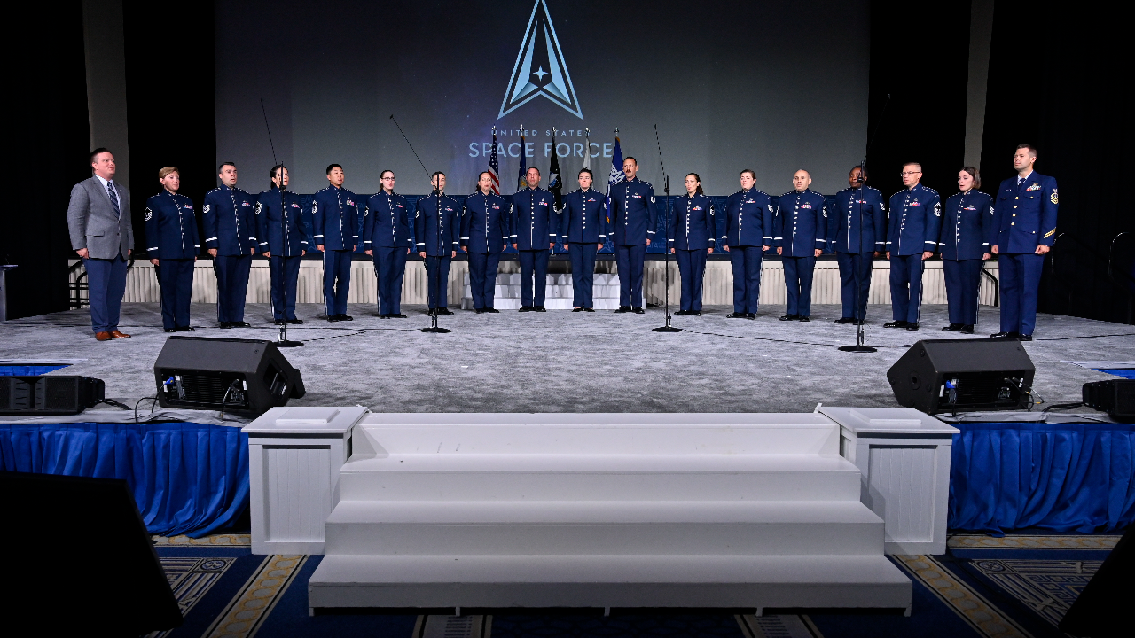 Donald Trump schwor, die Nationalgarde der Weltraumwaffe zu schaffen und Anti-Missile-Eisenkuppel um uns herum zu bauen