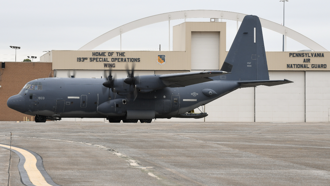 Letzte 2 USAF 193. Special Operations Wing EC-130Js Machen Sie den letzten Flug