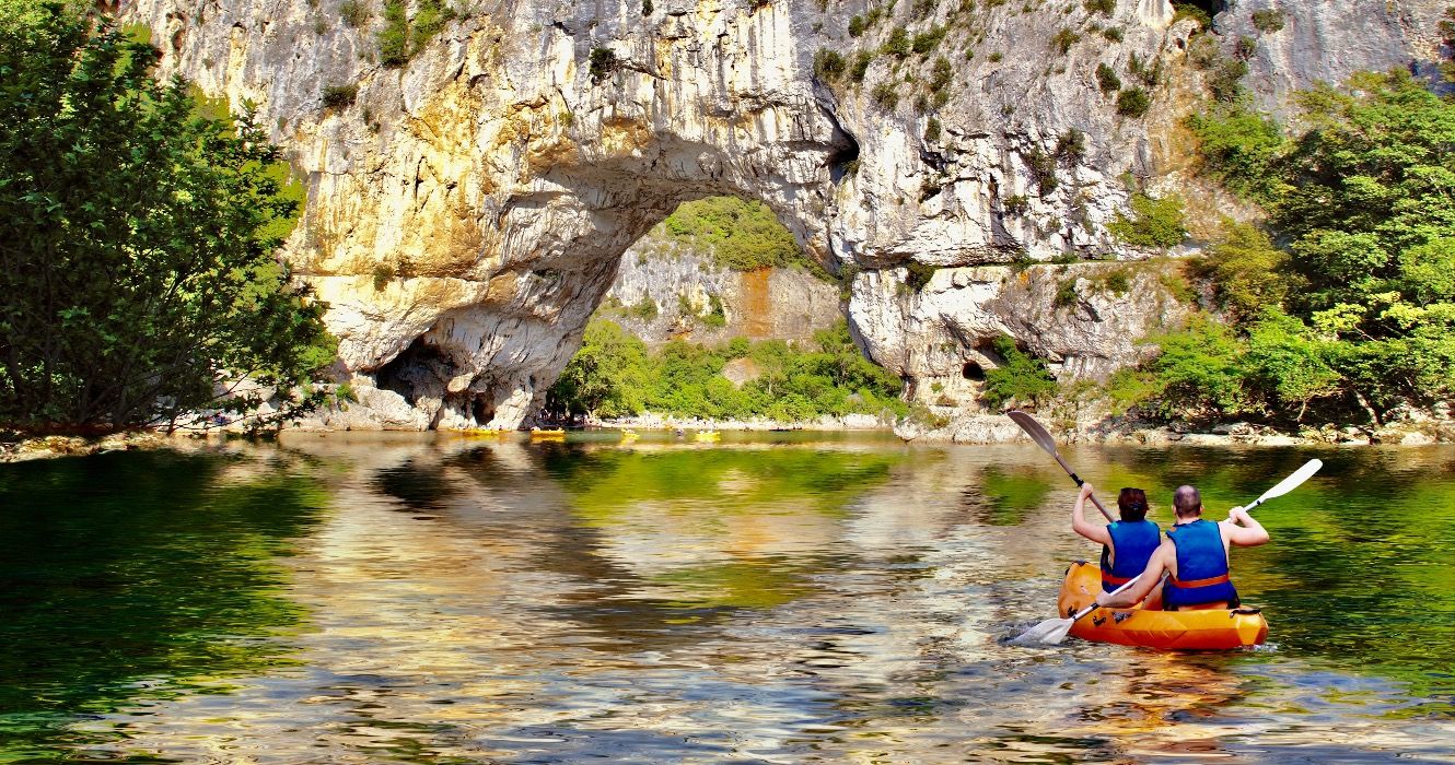 Kajak durch die Pont d'Arc, der beeindruckendste natürliche Bogen in Frankreich