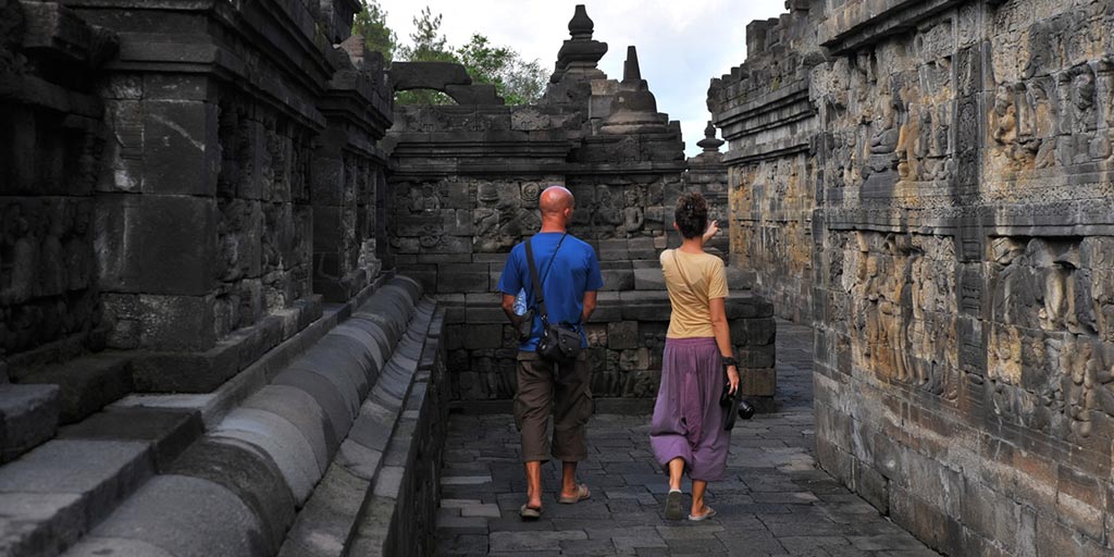 Entdecken Sie die einzigartigen heiligen Orte und religiösen Feste Indonesiens